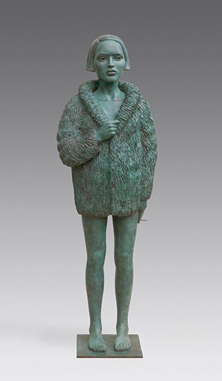 Figurative Sculpture Erwin Meijer - Vrouw a rencontré Bontjas, femme en bronze sculptée avec une cigarette verte contemporaine en fourrure 