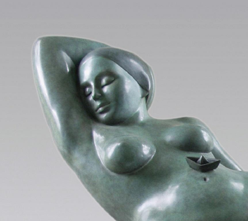 Zeegezicht Meereslandschaft Bronze-Skulptur Boote Nackte weibliche Frau Dame Grüne Patina – Sculpture von Erwin Meijer