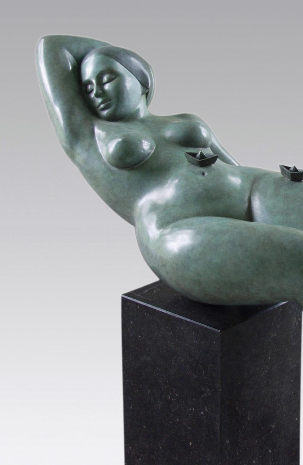 Zeegezicht Meereslandschaft Bronze-Skulptur Boote Nackte weibliche Frau Dame Grüne Patina (Gold), Figurative Sculpture, von Erwin Meijer