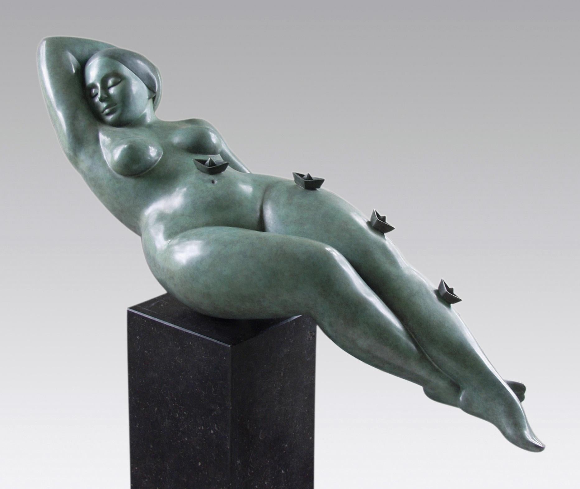 Erwin Meijer Figurative Sculpture – Zeegezicht Meereslandschaft Bronze-Skulptur Boote Nackte weibliche Frau Dame Grüne Patina