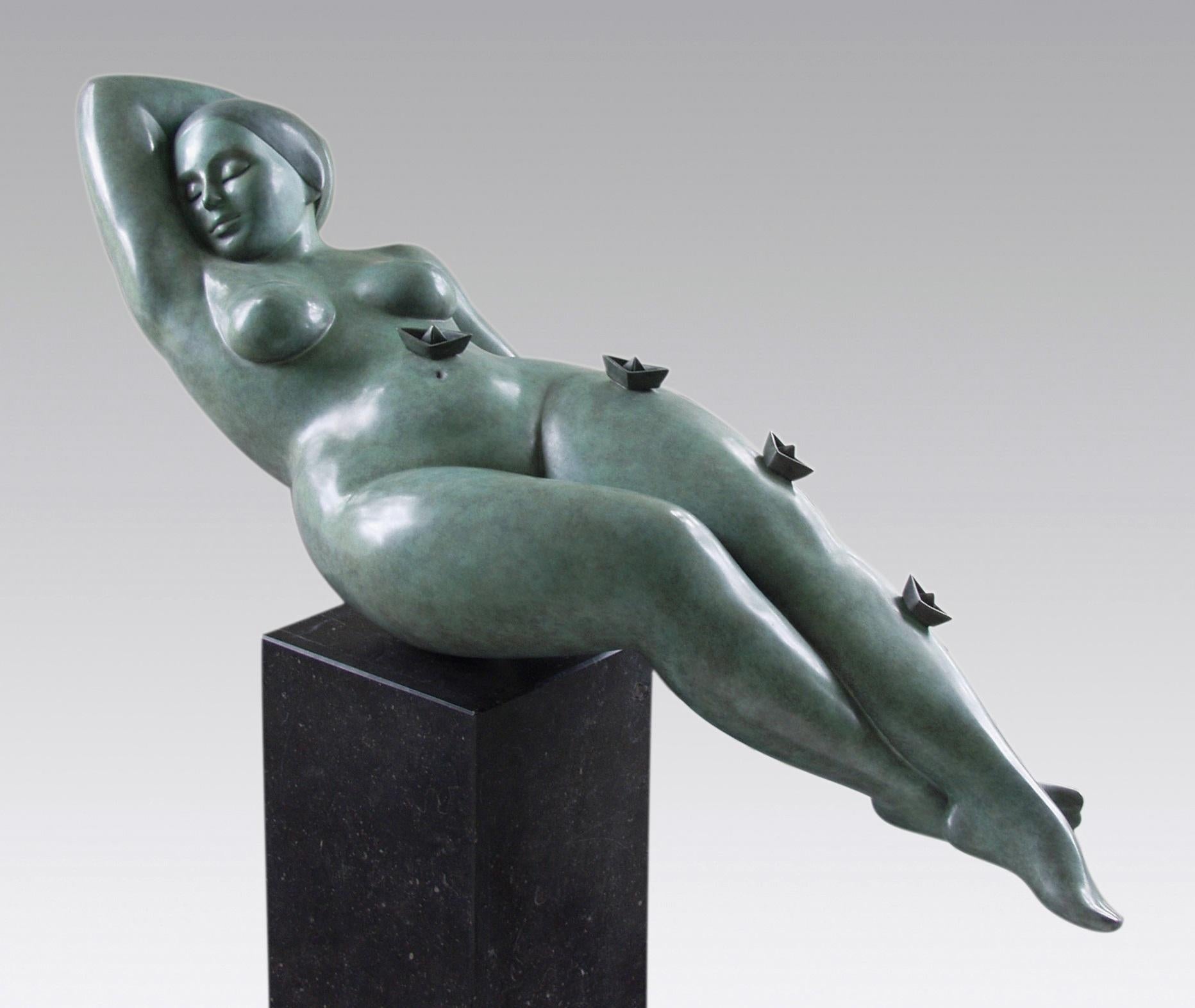 Figurative Sculpture di Erwin Meijer - Zeegezicht Paesaggio marino Scultura in bronzo Barche Nuda Donna Signora Patina verde