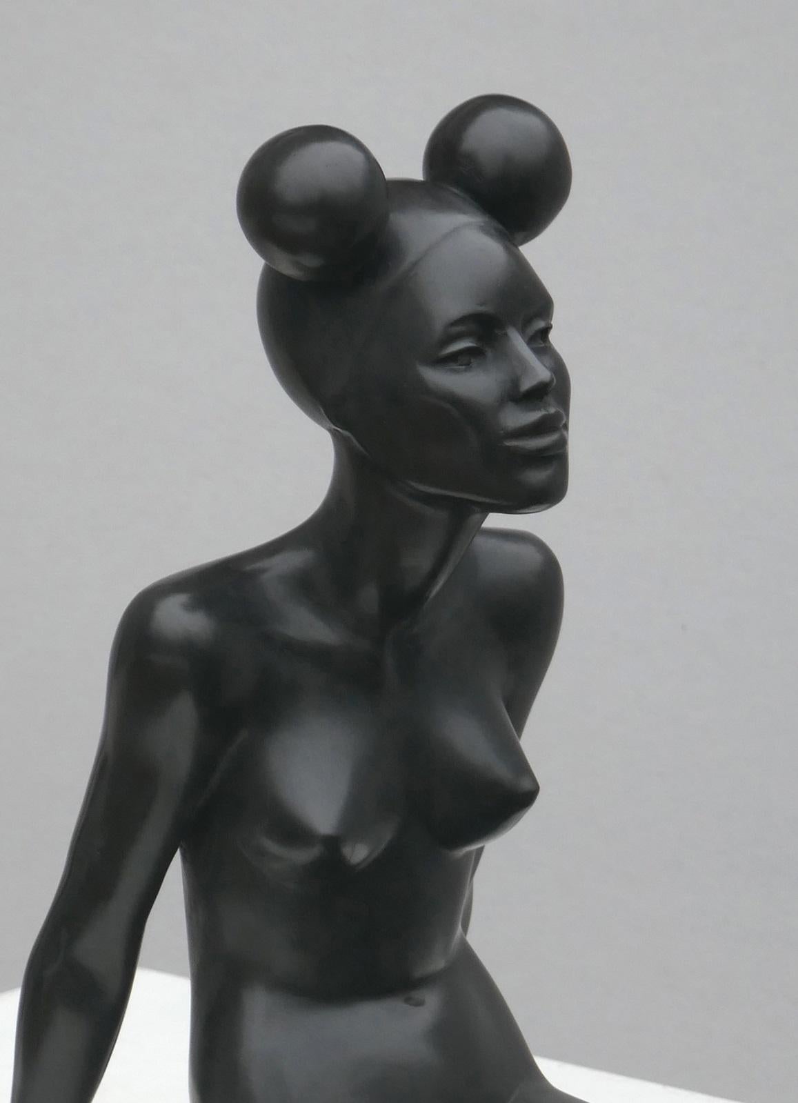 Zittend Modèle I Sitting Model Sculpture - Sculpture en bronze - Nu féminin - oreilles de Mickey Mouse - Or Nude Sculpture par Erwin Meijer