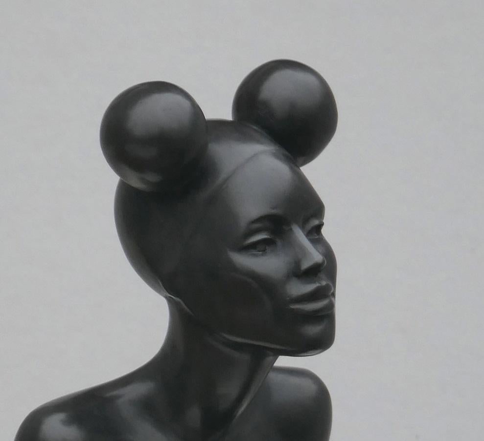 Zittend Modèle I Modèle assis Sculpture en bronze Femme nue Oreilles de Mickey Mouse
Les statues d'Erwin Meijer sont subtiles avec une écriture reconnaissable et personnelle.
Ils respirent l'atmosphère d'un poème narratif, où le lecteur ne rencontre