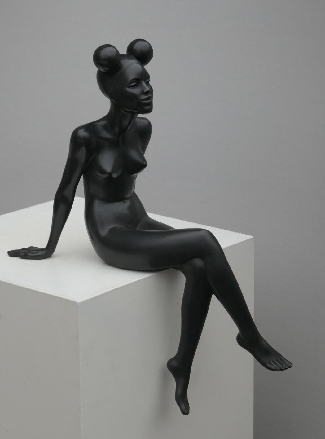 Zittend Modell I sitzendes Modell Bronze-Skulptur weiblicher nackter Mickey Mouse-Ohr (Gold), Nude Sculpture, von Erwin Meijer