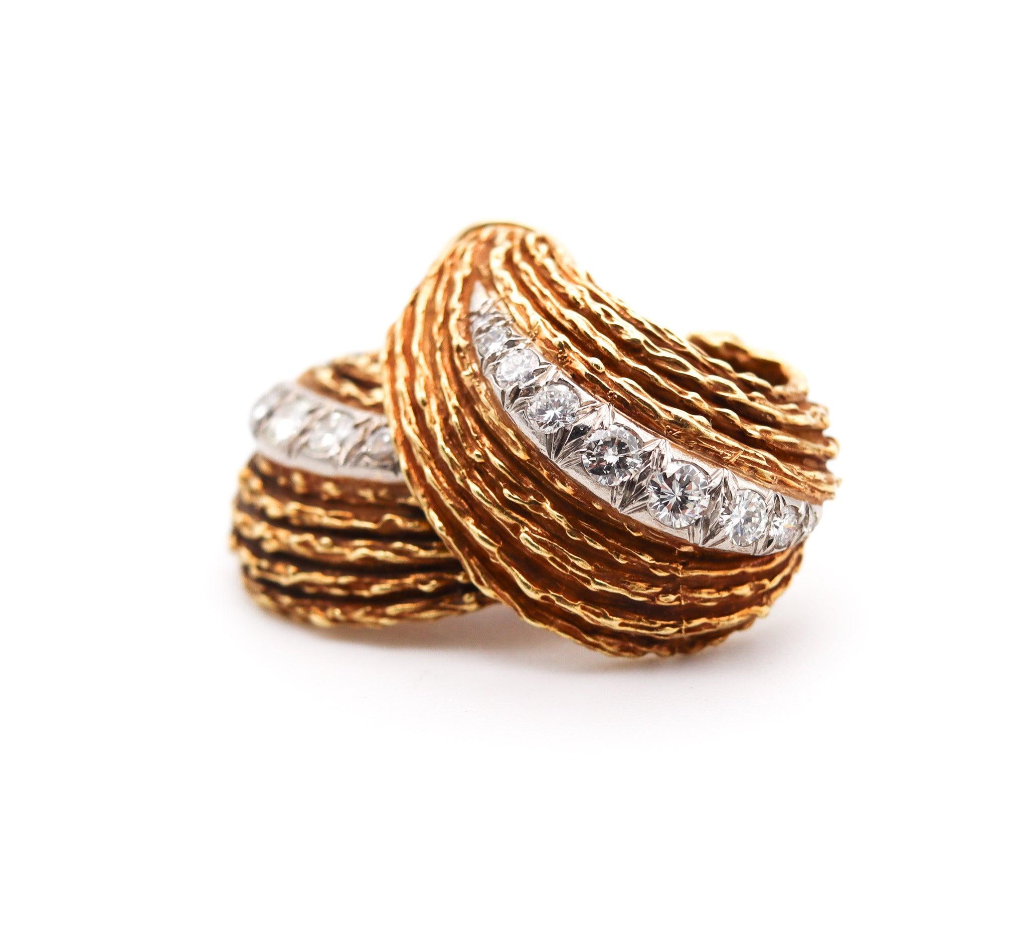 ERWIN PEARL 1970 Modernist Clips Earrings In 18Kt Gold With 1.66 Ctw Diamonds In Excellent Condition For Sale In Miami, FL
