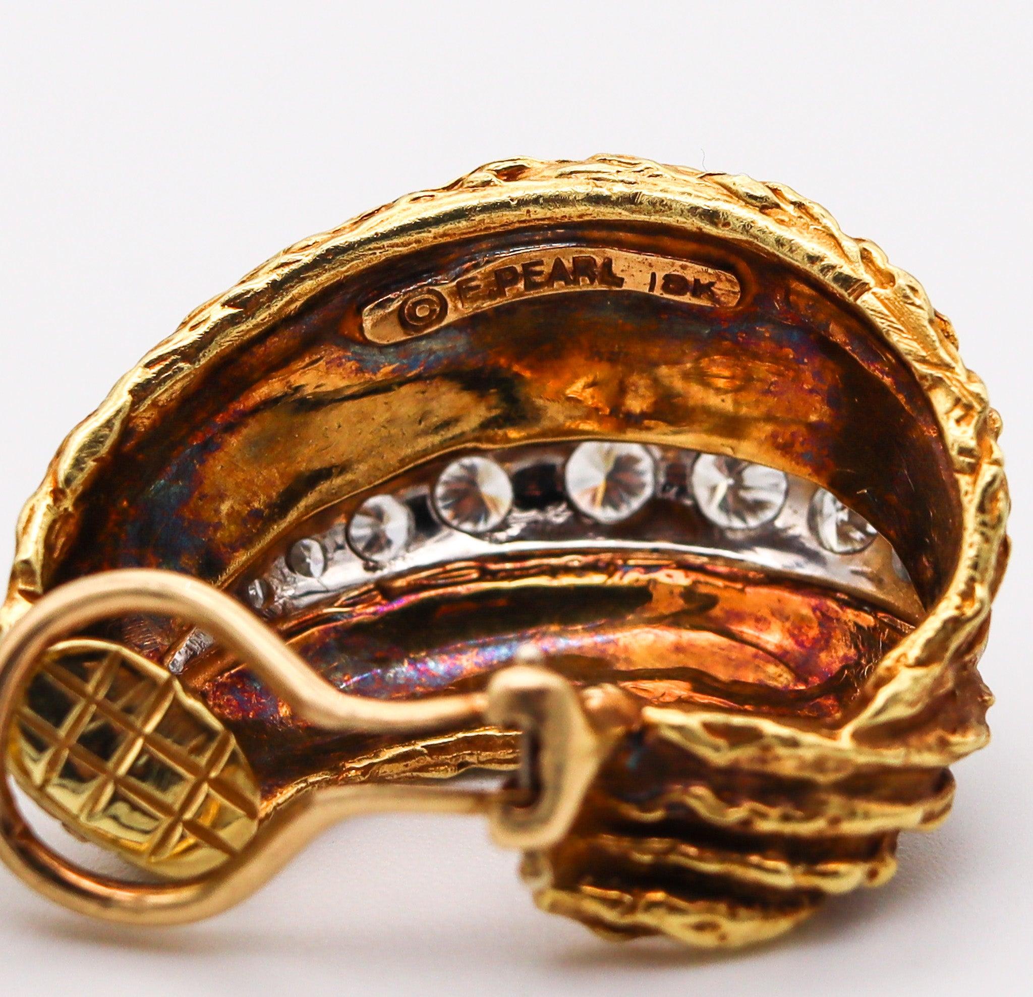 ERWIN PEARL 1970 Modernist Clips Earrings In 18Kt Gold With 1.66 Ctw Diamonds For Sale 1