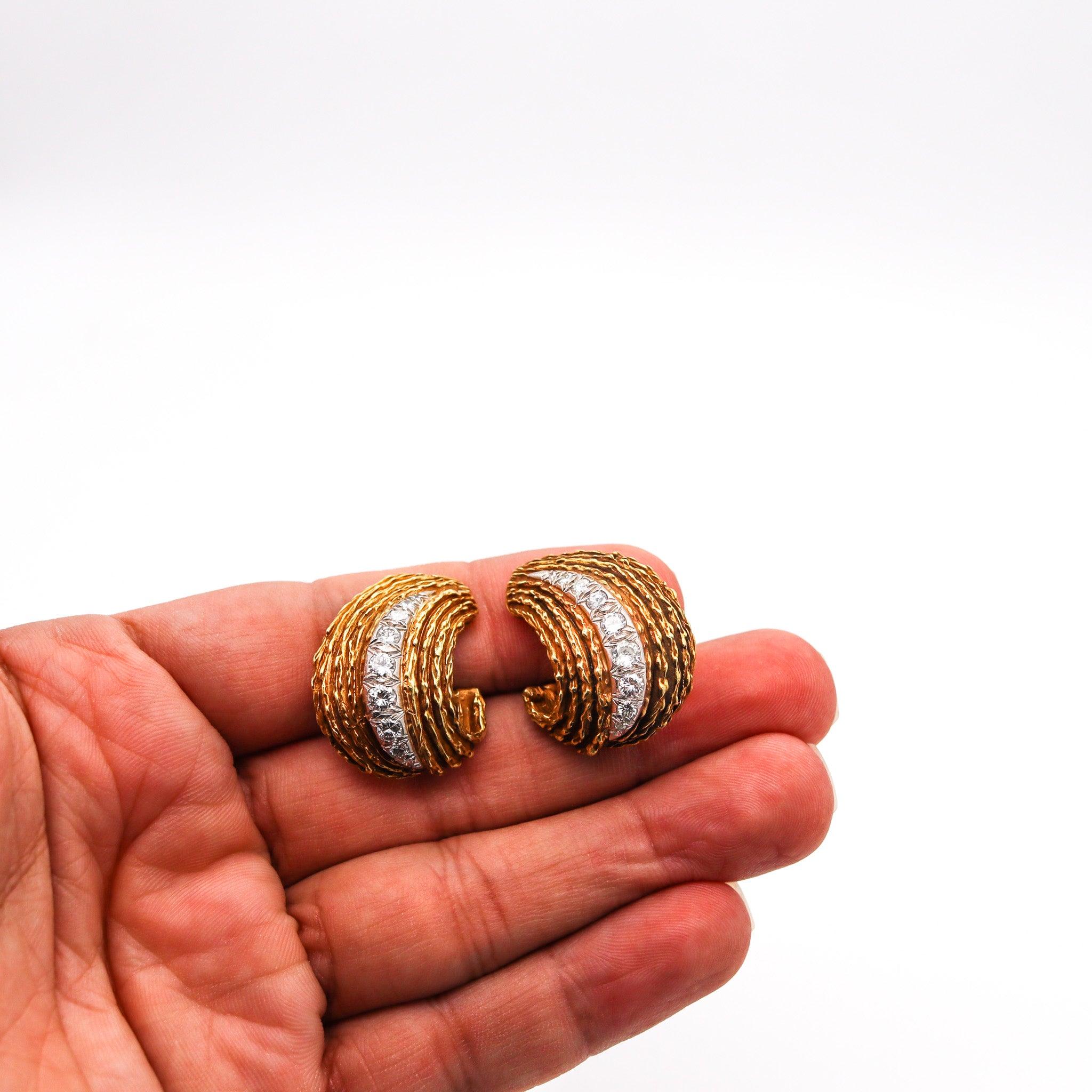 ERWIN PEARL 1970 Modernist Clips Earrings In 18Kt Gold With 1.66 Ctw Diamonds For Sale 2
