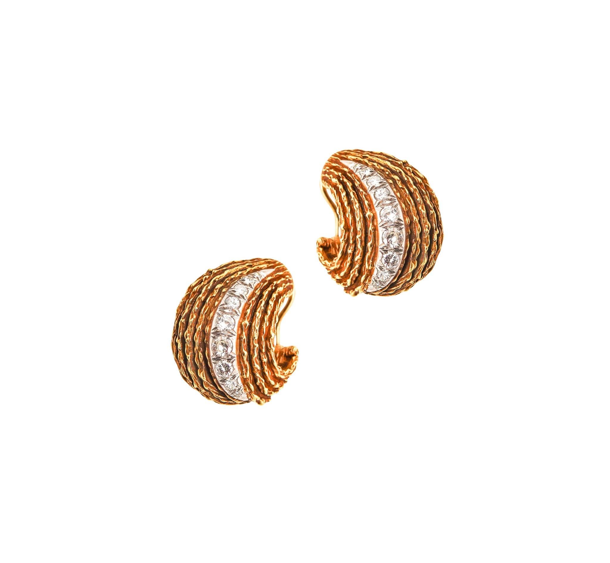 ERWIN PEARL 1970 Modernist Clips Earrings In 18Kt Gold With 1.66 Ctw Diamonds For Sale 3
