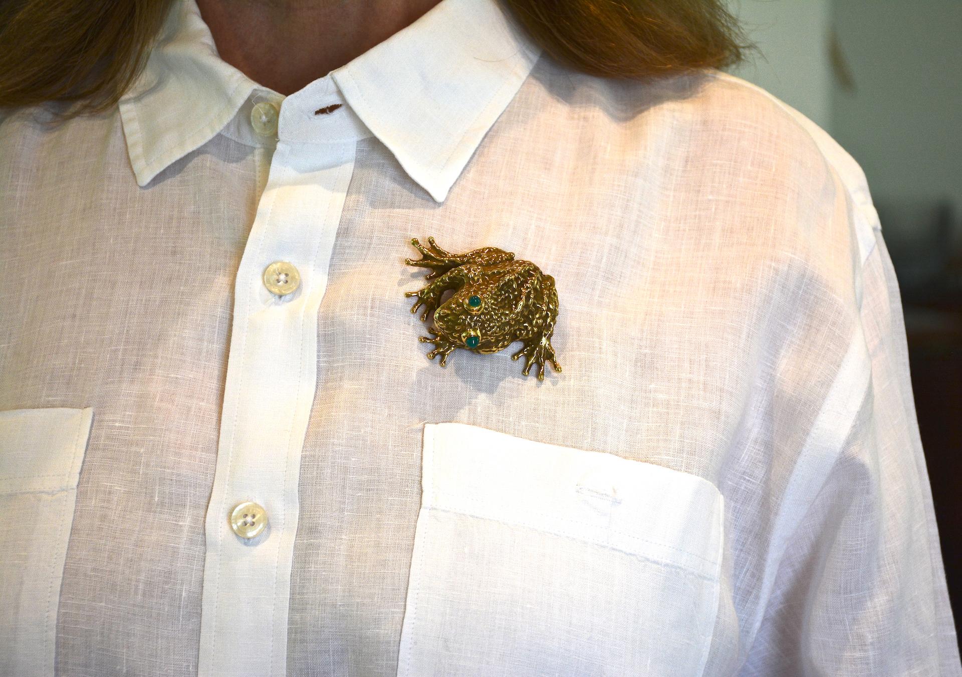Erwin Pearl 1980s Fine Jewelry 18k. Gold Frog Brooch Set with Chrysoprase Eyes 3