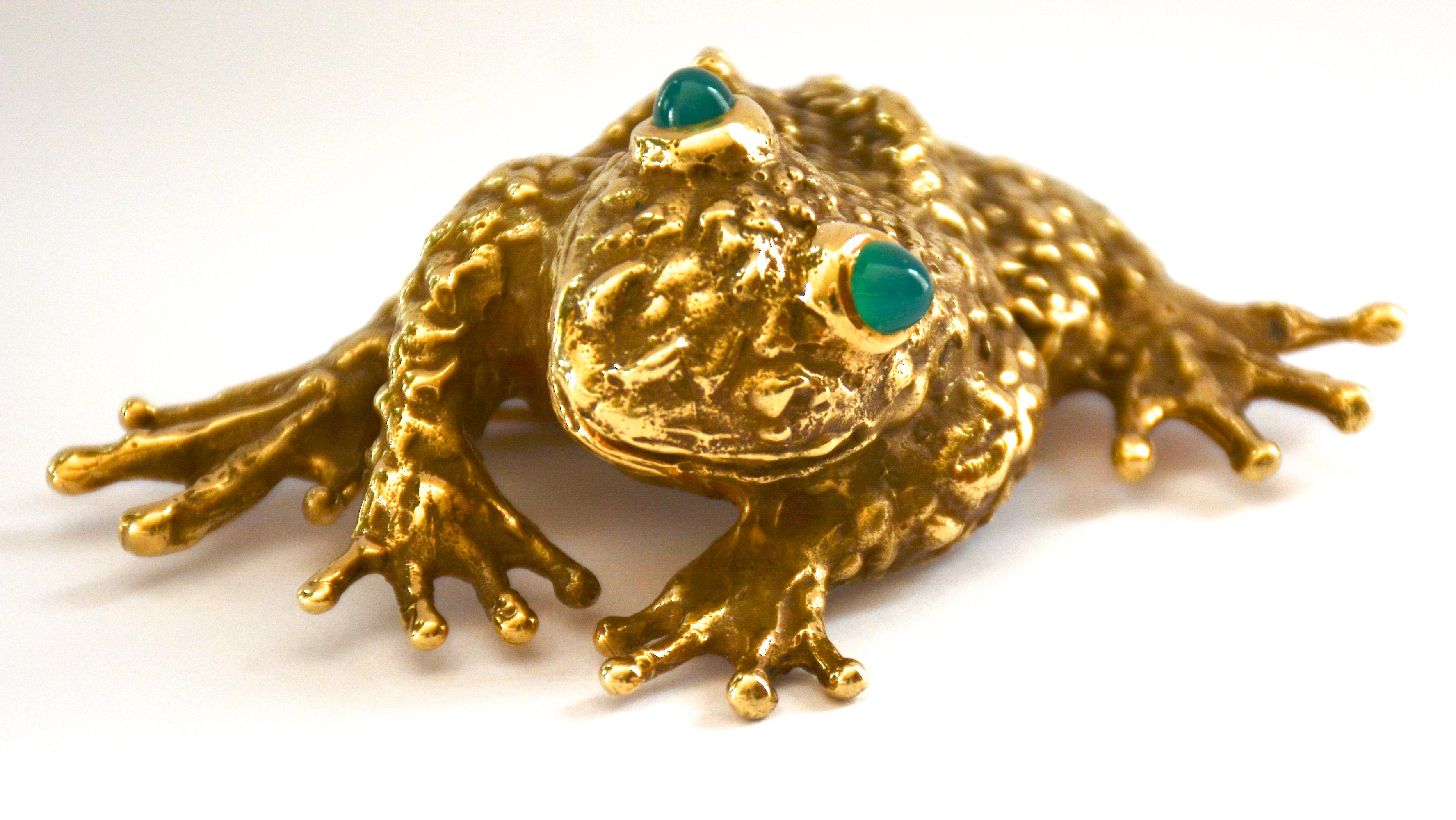 Contemporary Erwin Pearl 1980s Fine Jewelry 18k. Gold Frog Brooch Set with Chrysoprase Eyes