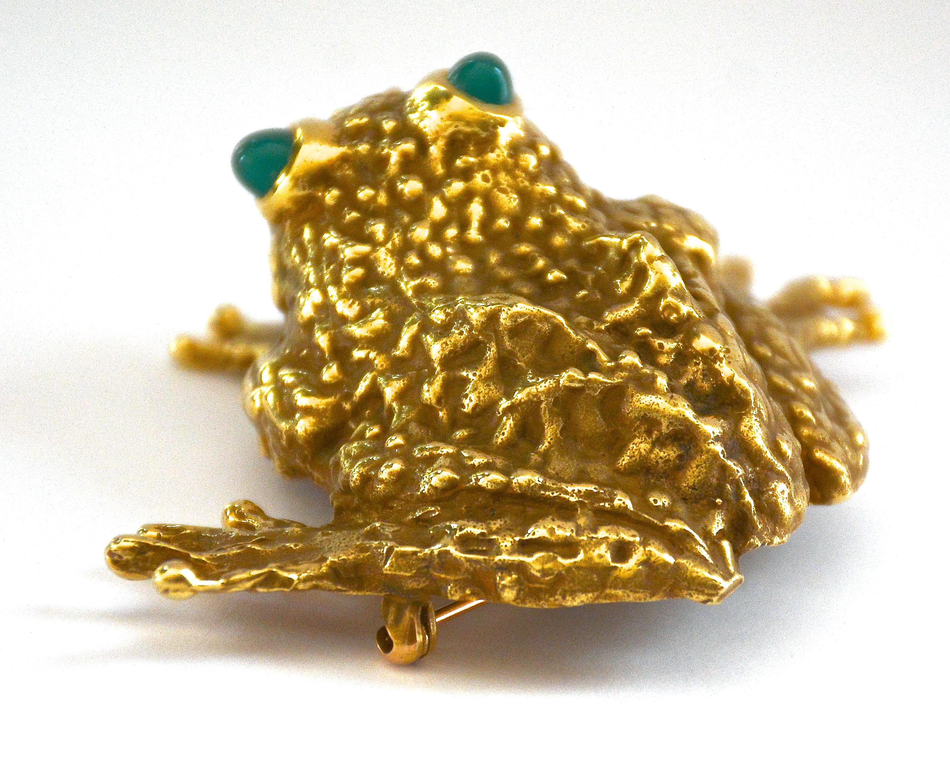 Erwin Pearl 1980s Fine Jewelry 18k. Gold Frog Brooch Set with Chrysoprase Eyes In Good Condition In Los Angeles, CA