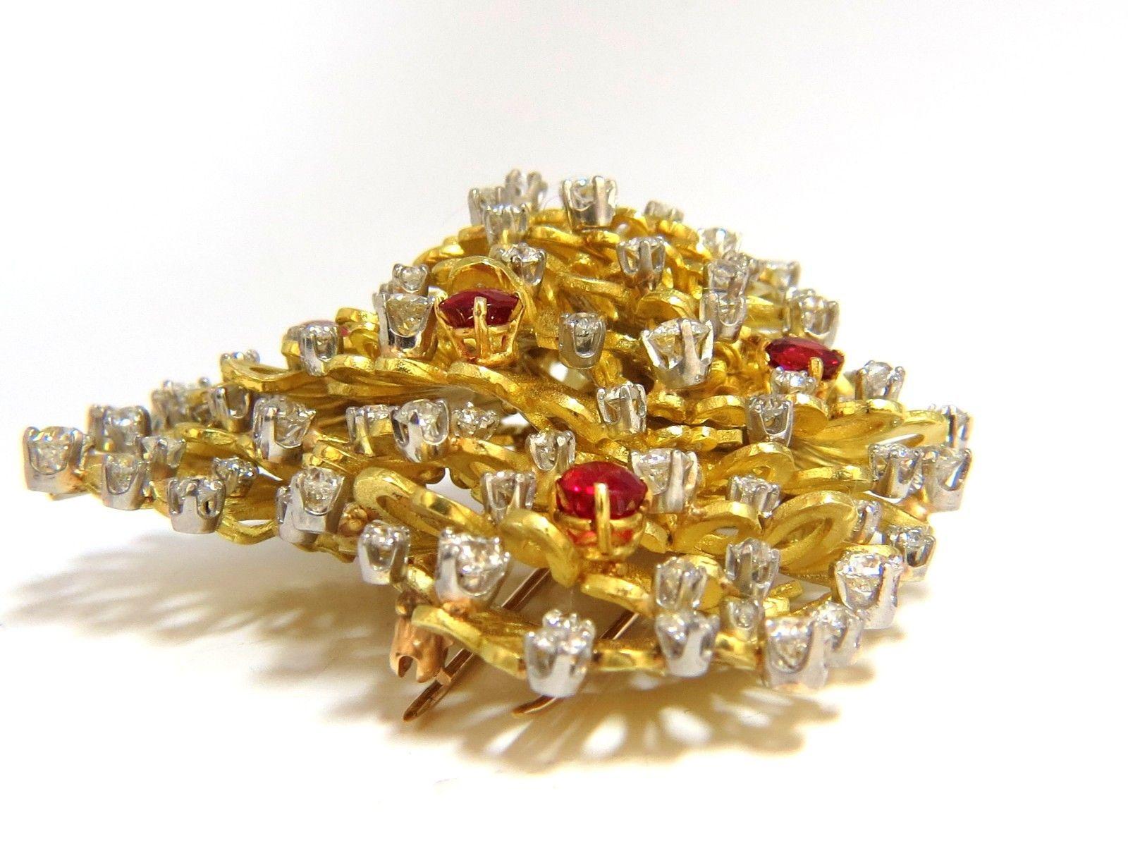 Broche en or 18 carats avec perles d'Erwin, diamants naturels de 8,00 carats et spinelle rouge en vente 2
