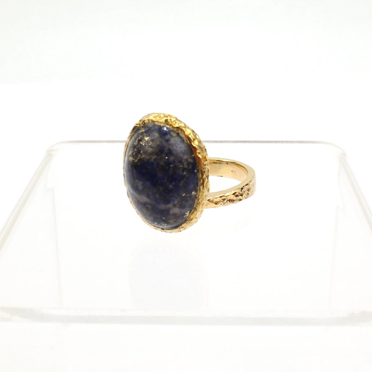 Ein sehr schöner Cocktailring aus 18 Karat Gold und Lapislazuli des Designers Erwin Pearl.

Der asymmetrische Ring zeigt einen ovalen Lapislazuli-Cabochon in einer organischen Lünettenfassung. 

Großartiges modernistisches Design!

Datum:
20.