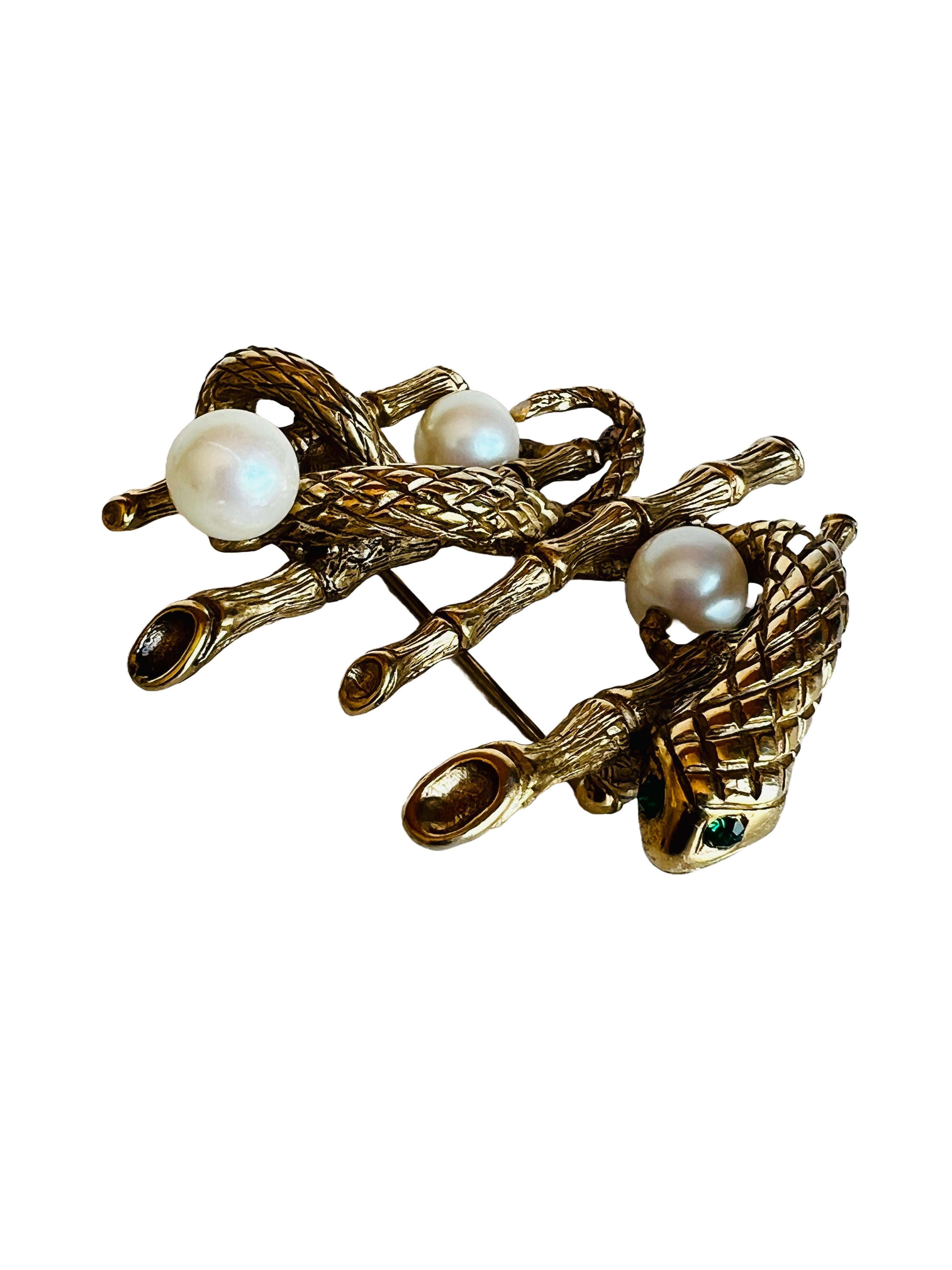 Erwin Pearl Serpiente Bambú Oro Broche Figural Alfiler Serpiente Ojos Verdes Faux Pearl Renacimiento egipcio en venta