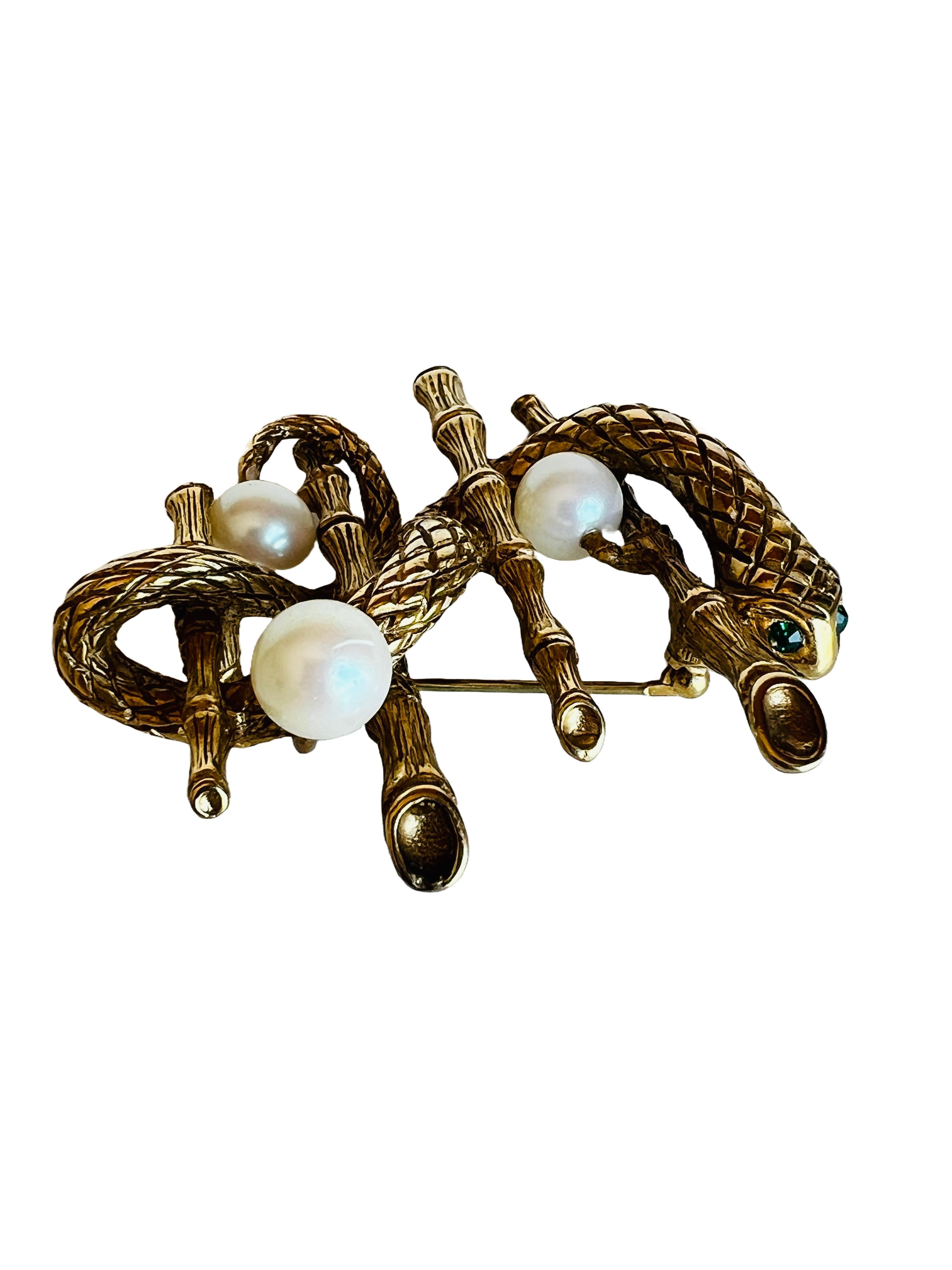 Erwin Pearl Serpiente Bambú Oro Broche Figural Alfiler Serpiente Ojos Verdes Faux Pearl en Bueno estado para la venta en Sausalito, CA