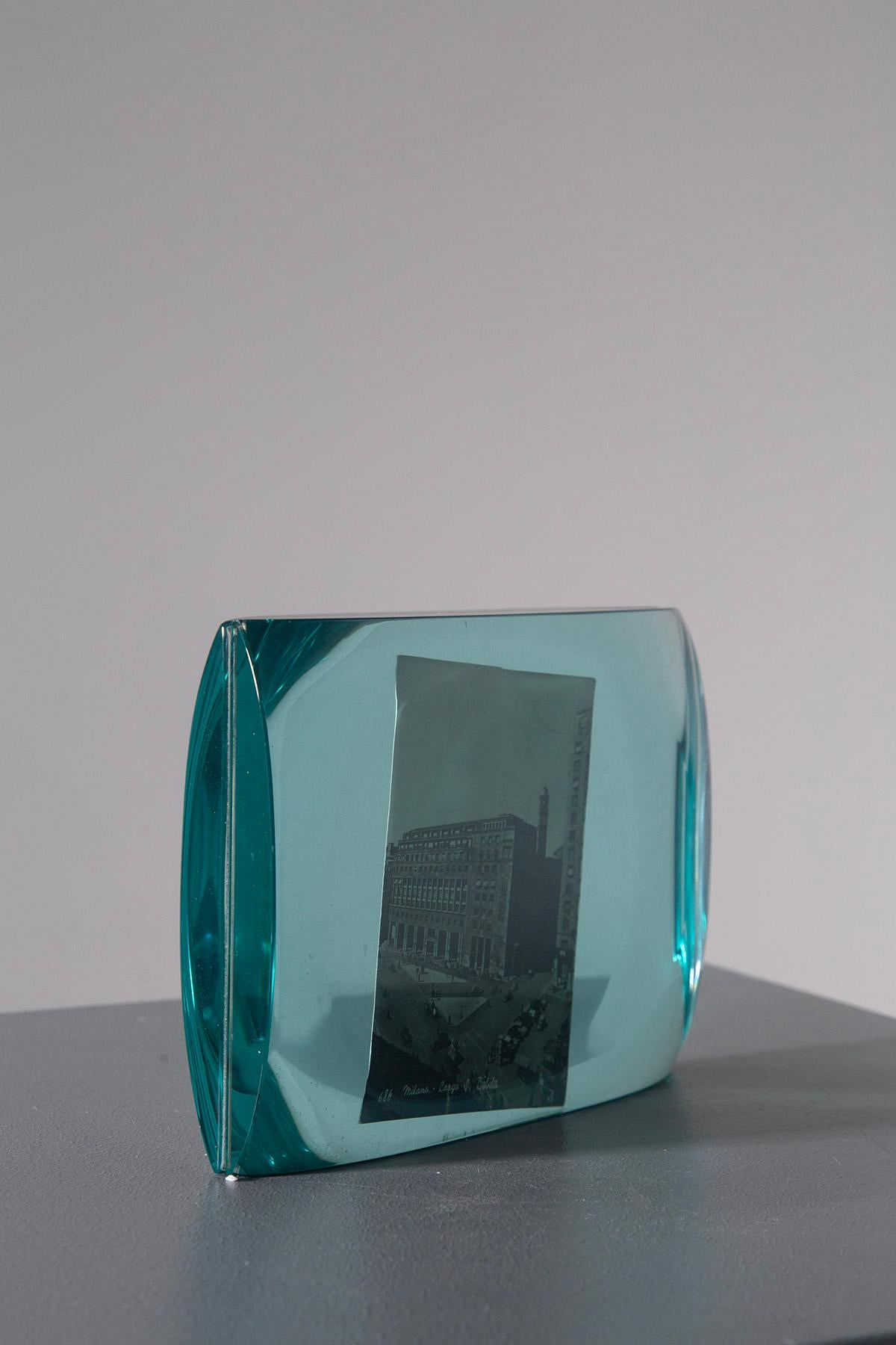 Elegant photo frame designed by Erwin Walter Burger for Fontana Arte in the 1950s, a refined example of Italian design that combines functionality and beauty. Made entirely of ground crystal, this photo frame represents a masterpiece of
