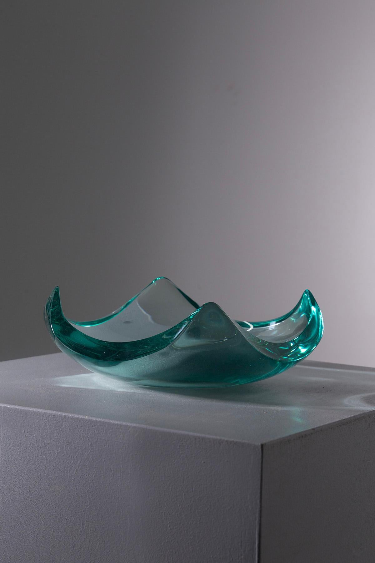 Chef-d'œuvre de grâce et de savoir-faire, cet élégant vide-poche en cristal biseauté des années 1950 porte la signature inimitable d'Erwin Walter Burger pour Fontana Arte. Entièrement taillé à la main, le cristal se transforme en une pure œuvre