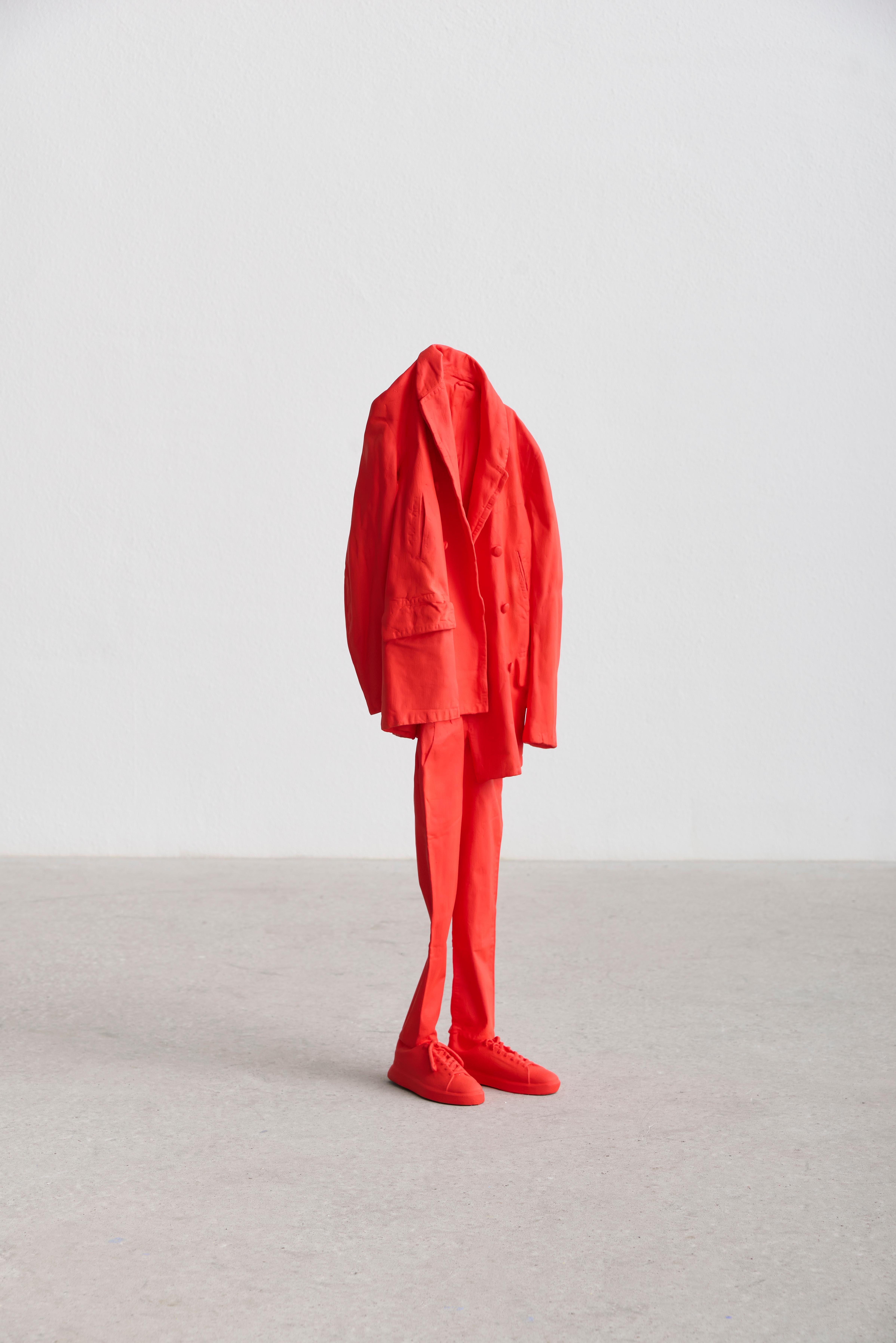 Ancora Rosso Piccolo (Sostituti) - Sculpture di Erwin Wurm