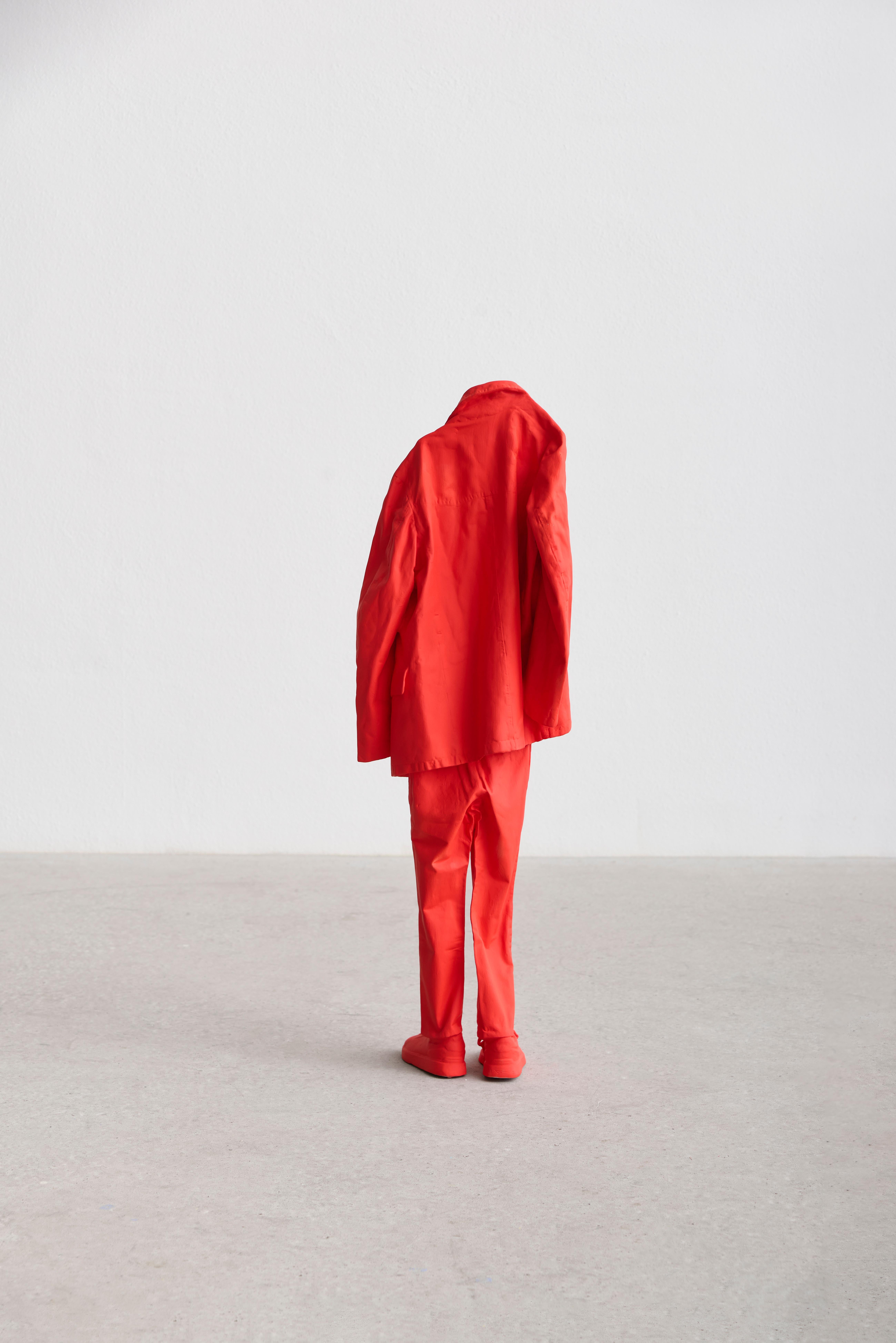 Ancora Rosso Piccolo (Sostituti) - Sculpture Contemporaneo di Erwin Wurm