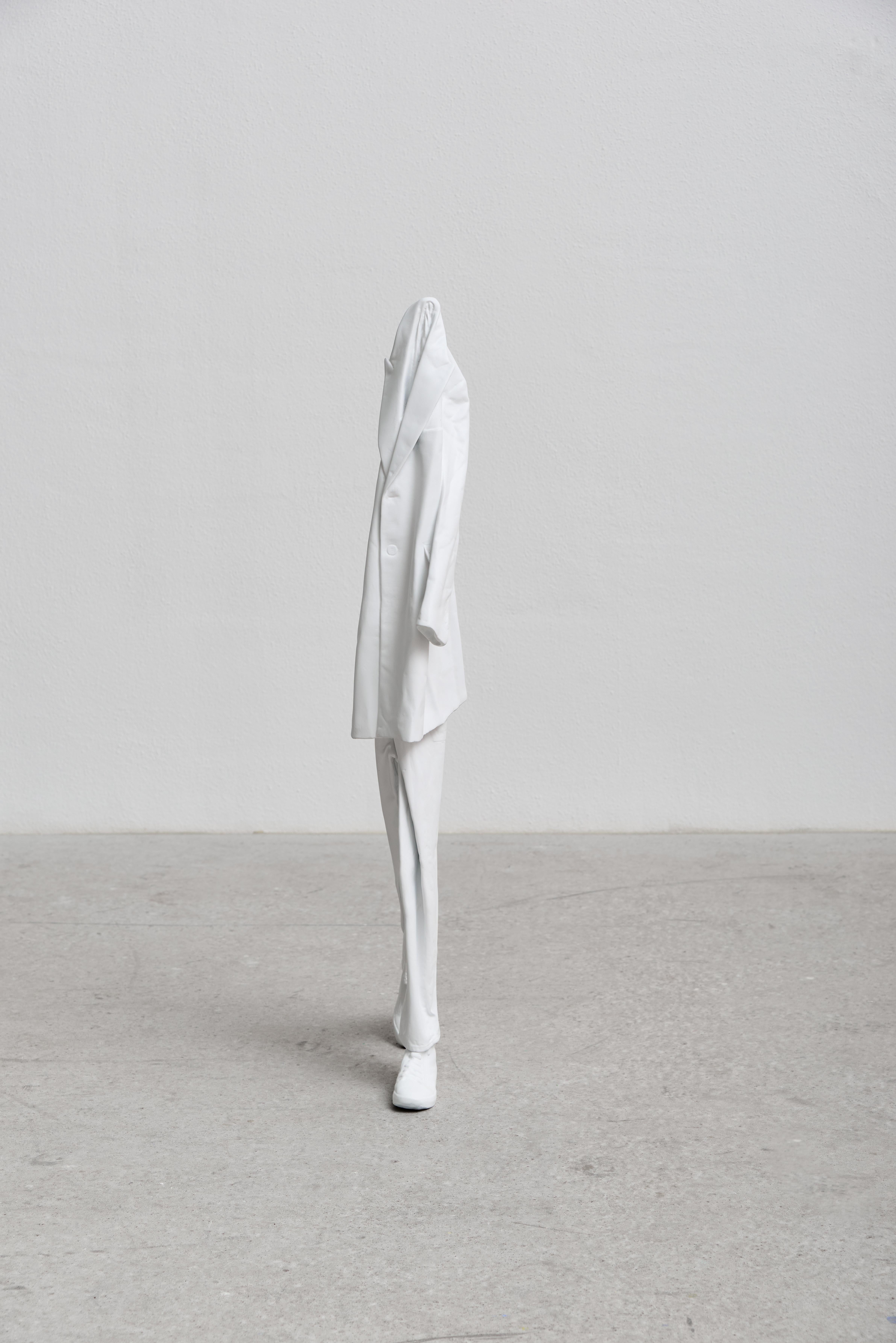 Camminare in piccolo (sostituti) - Sculpture di Erwin Wurm