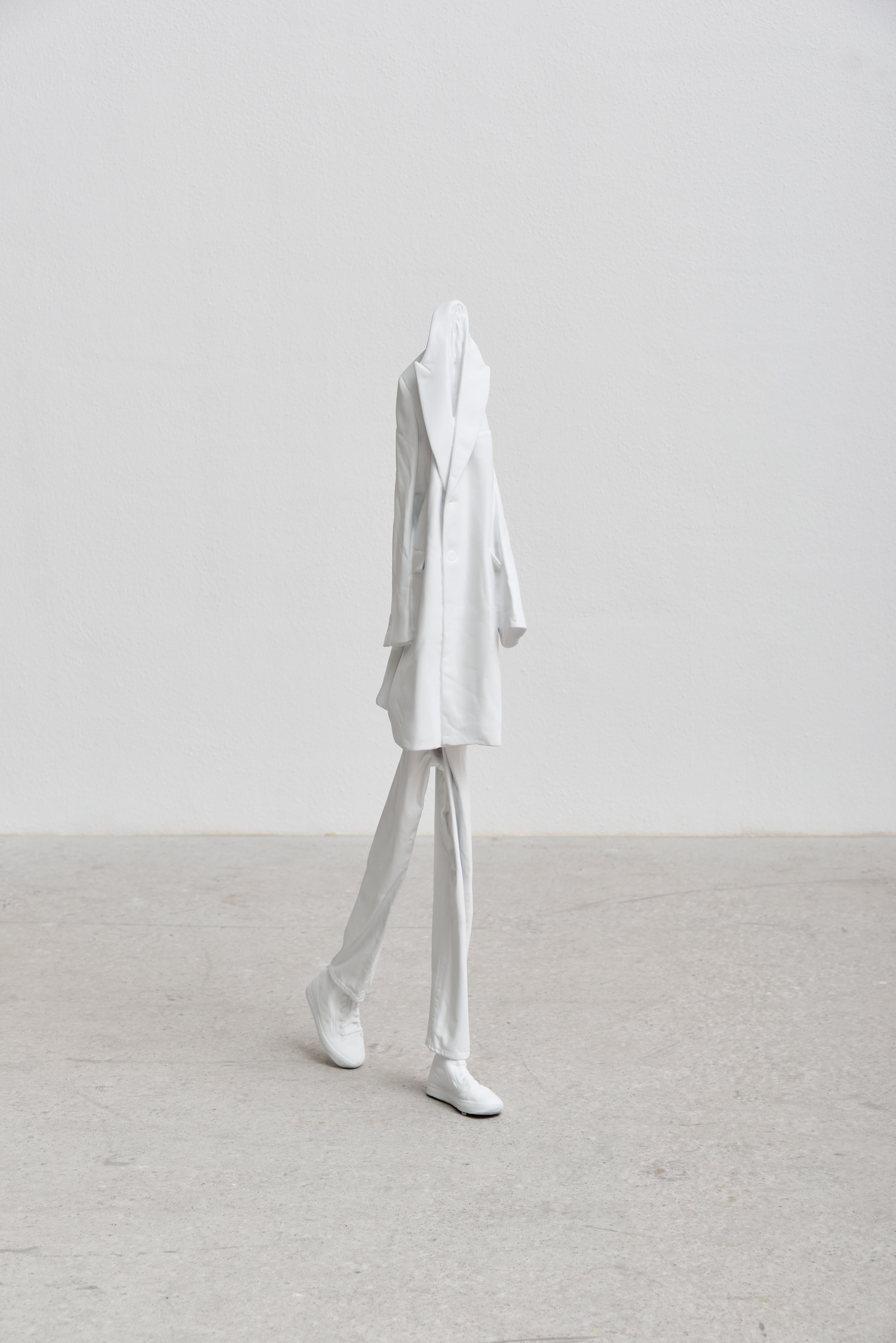 Camminare in piccolo (sostituti) - Sculpture Contemporaneo di Erwin Wurm
