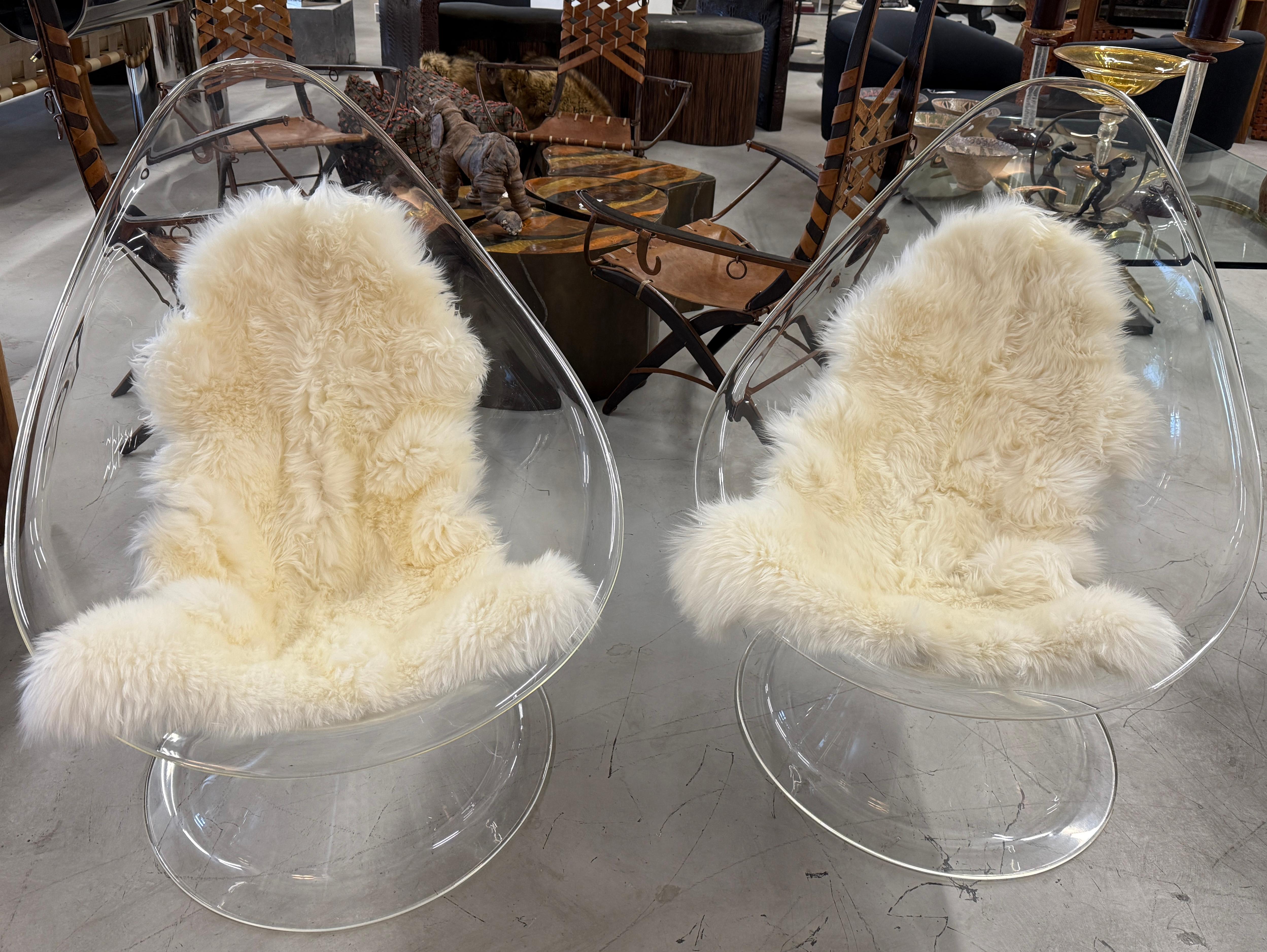 Nous avons eu la chance d'acquérir il y a peu un groupe de pièces d'Erwine et d'Estelle Laverne provenant d'une succession. Nous les avons polis et ramenés à la vie. Cette paire provient du groupe Invisible de 1959, les Lily Chairs.  Ils ont été