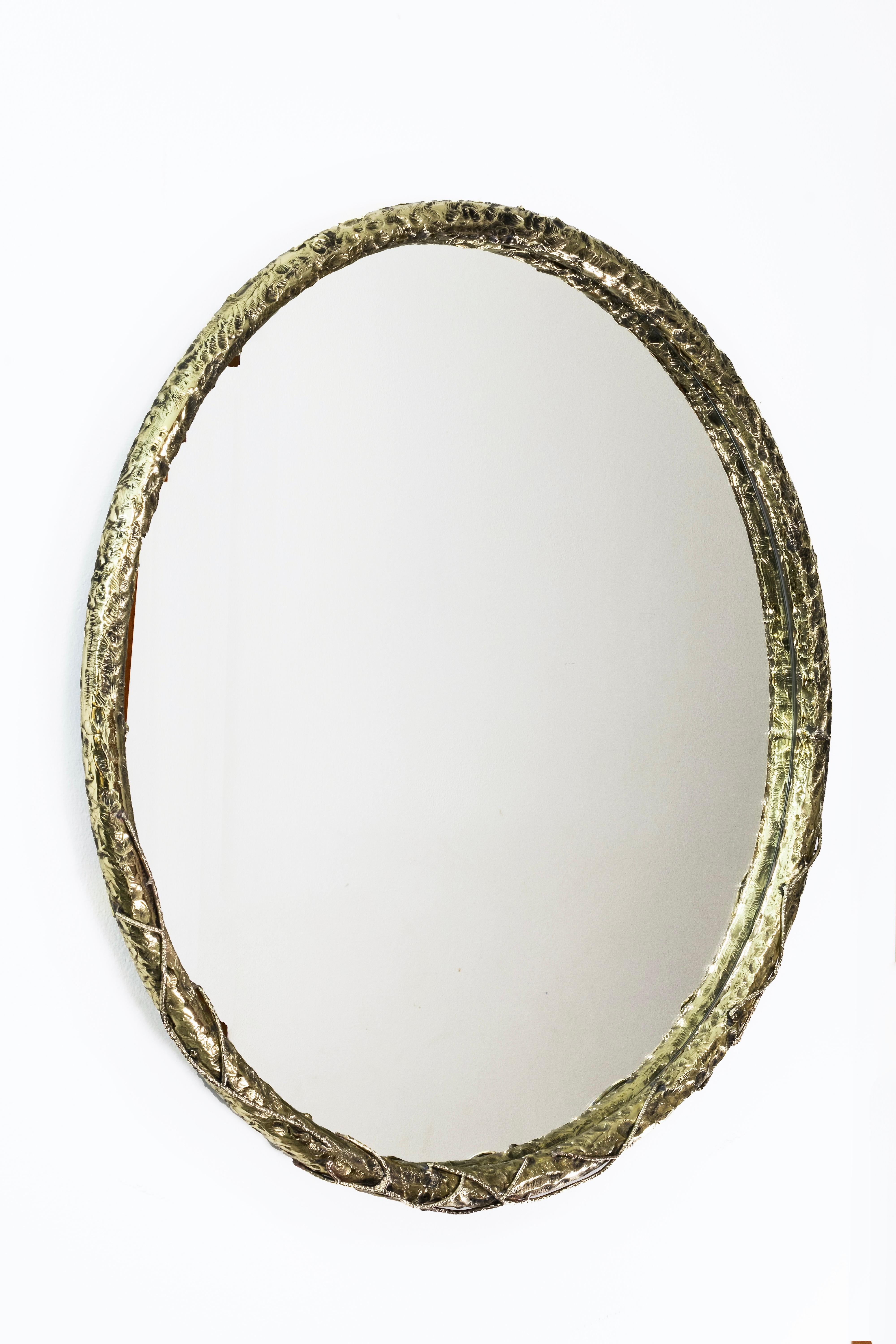 Eryn Brass Mirror by Samuel Costantini
Dimensions: D30 x H3 cm
Materials: Brass, Mirror

A circle branch wrapped in ivy.
Made entrely of brass and manually flame worked.

Samuel Constantini
The ability to create objects lies in the tradition