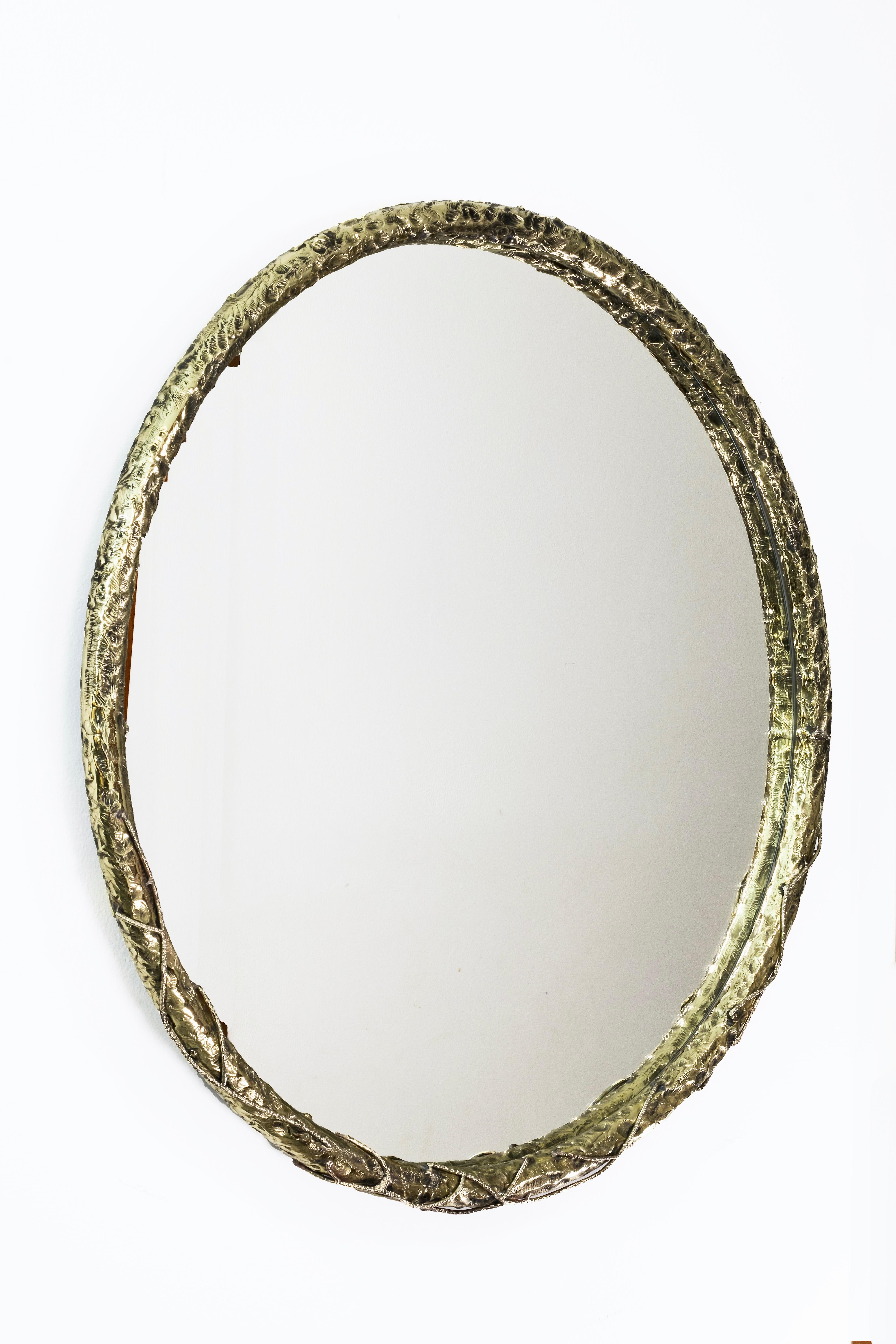 Eryn brass mirror by Samuel Costantini
Dimensions: D30 x H3 cm
Materials: brass, mirror

A circle branch wrapped in ivy.
Made entrely of brass and manually flame worked.

Samuel Constantini
The ability to create objects lies in the tradition