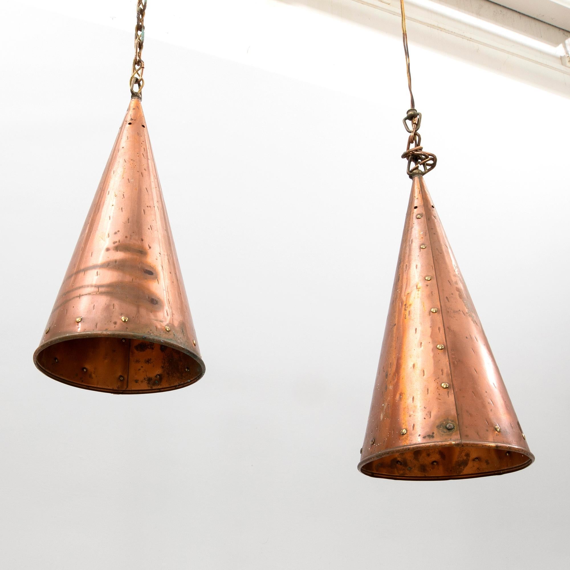 Lampada a sospensione danese in rame martellato a mano di E. S. Horn Aalestrup, anni '50   Lampada a sospensione danese, questa lampada è in rame martellato a mano da E. S. Horn Aalestrup.  Il cavo è ''nascosto'' nella catena di metallo, che si