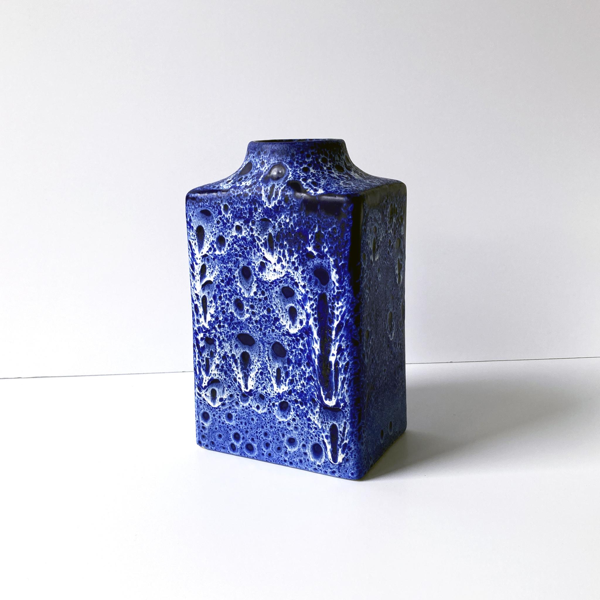 Blaue Vase von ES Keramik. Die Variation von Blau und Weiß in der matten Lavaglasur macht die Vase zu einem echten Hingucker.

Abmessungen: H 8,5