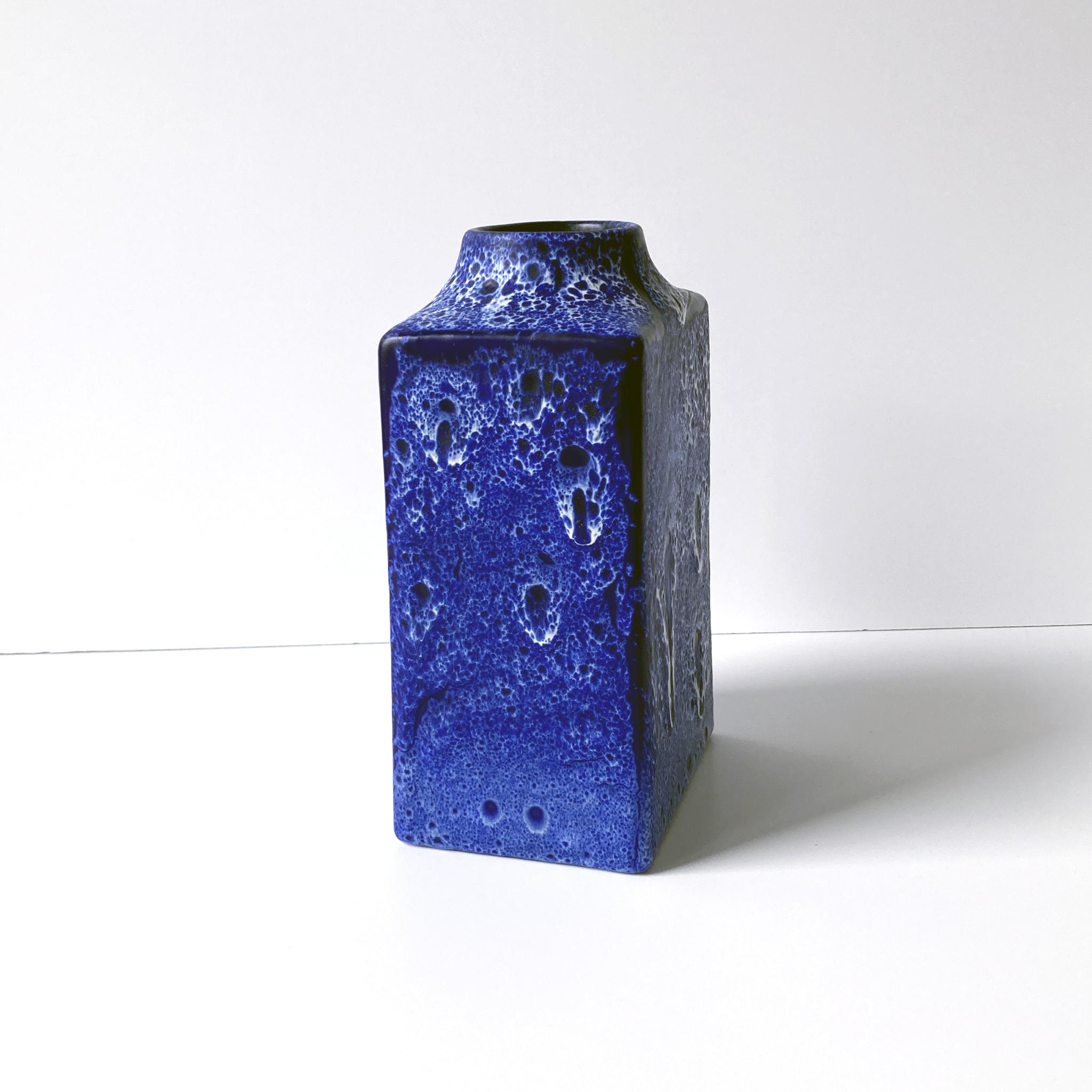 Vase en lave bleue et blanche ES Keramik, années 1960 Bon état - En vente à New York, NY