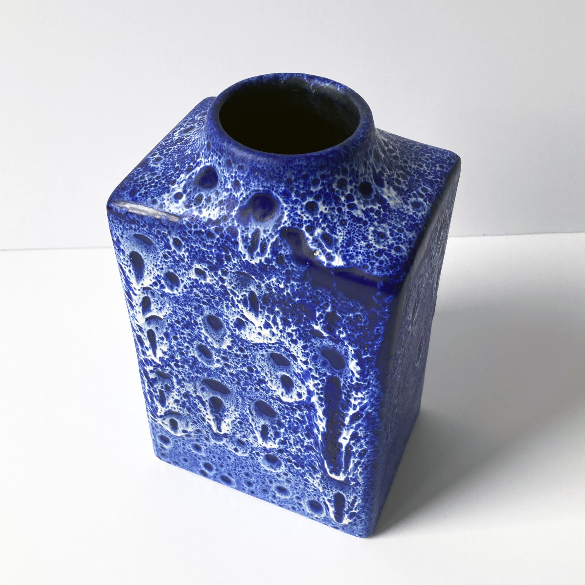 20ième siècle Vase en lave bleue et blanche ES Keramik, années 1960 en vente