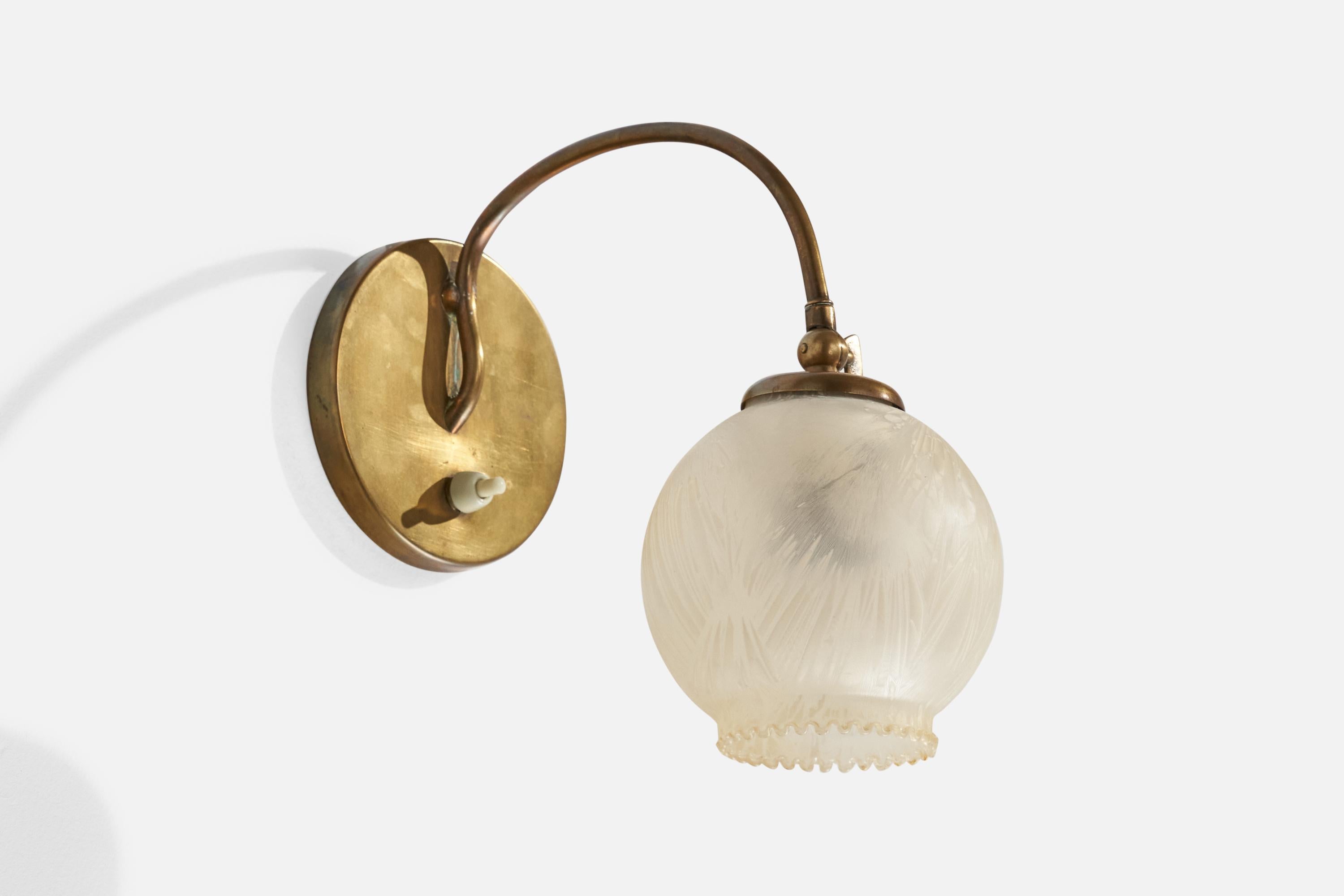 An adjustable brass and etched glass wall light or table lamp produced by E&S, Sweden, c. 1940s.

Please note that lamp functions via plug in, with cord feeding from upper edge of backplate as currently configured.

Dimensions variable 
Overall
