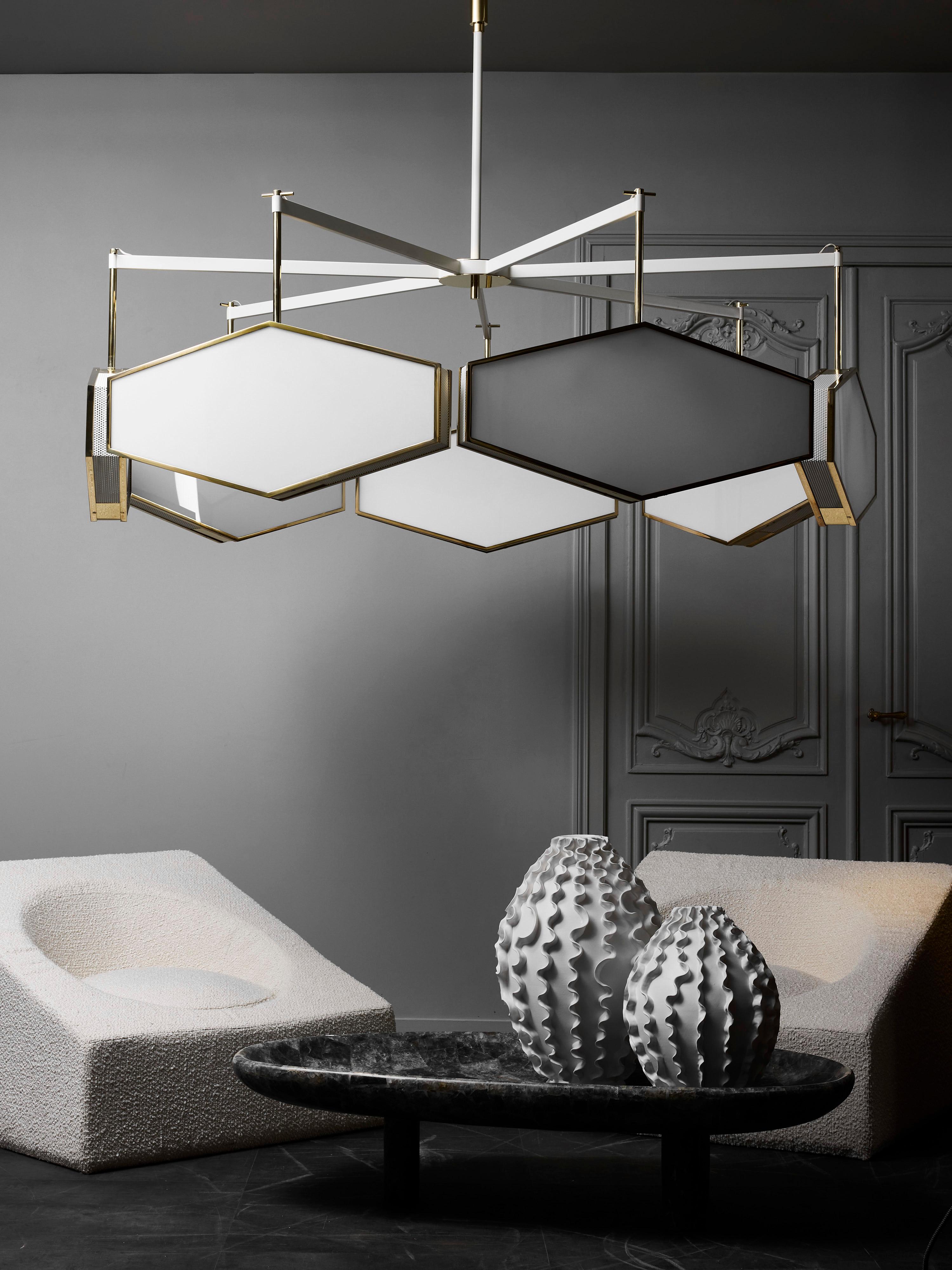 Lampadario ESA dell'artista italiano Diego Mardegan

Questo raffinato lampadario presenta una struttura a sette bracci verniciata a polvere in bianco, da cui pendono applique a forma di diamante.

Ogni modulo è realizzato con pannelli acrilici,