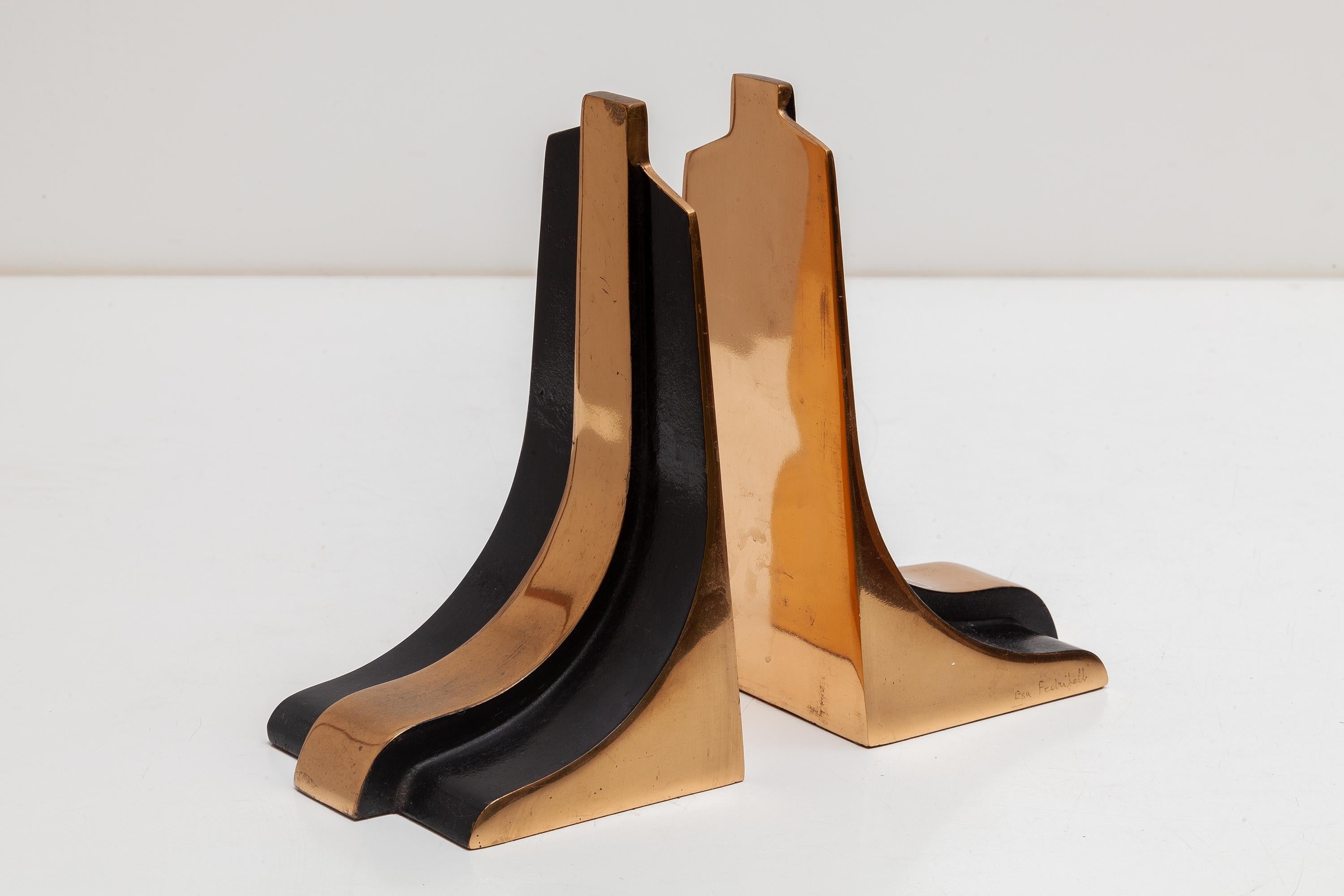 Rare set of bookends in bronze by Esa Fedrigolli, vintage design from the period 1970-1979. Minimalist style. Heavy cast bronze with felt bottoms. Signed by the artist and each is with original Manufacturer's label to underside 