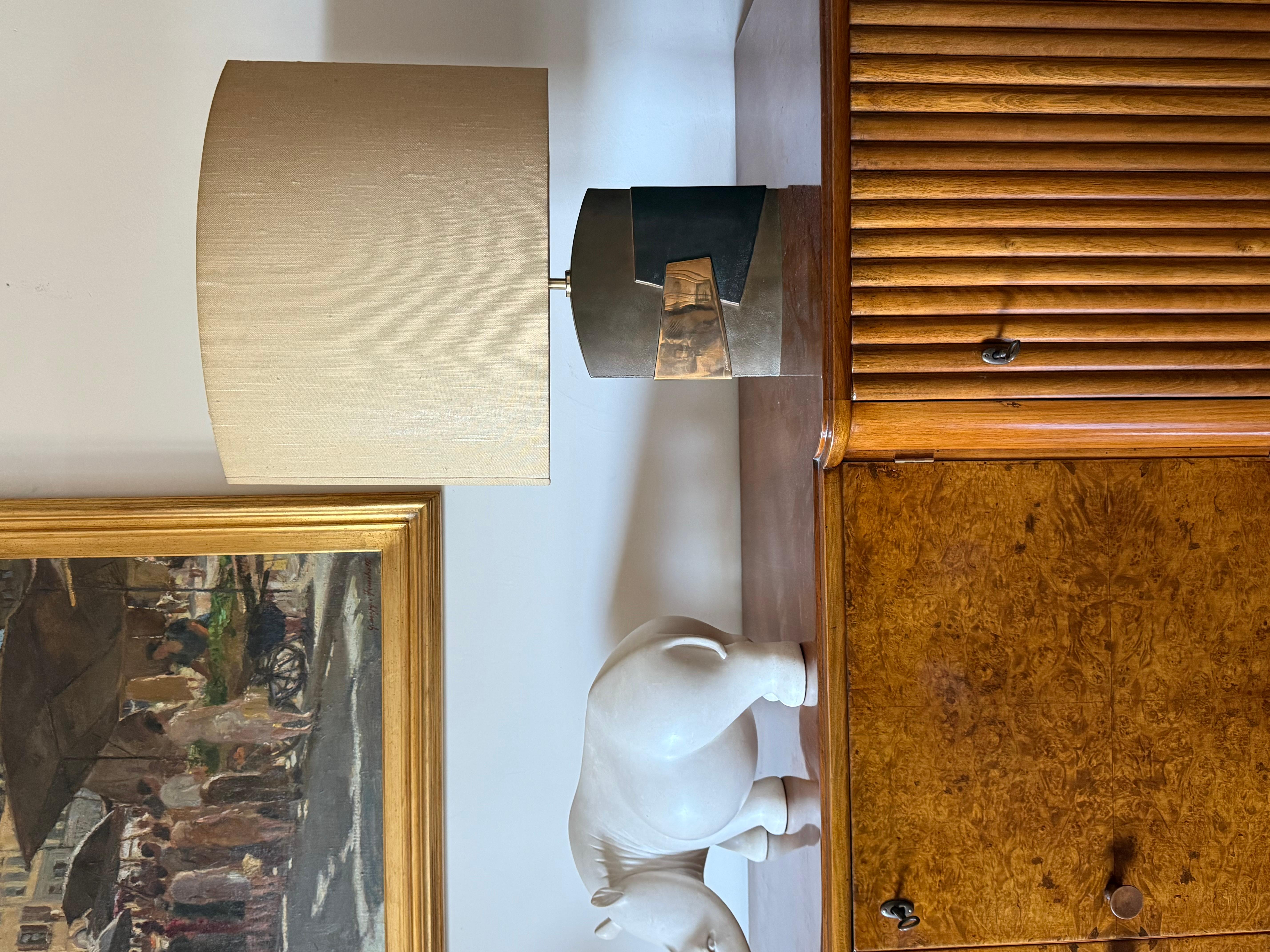Hollywood Regency brass table lamp

Esa Fedrigolli, Italy, 1970s

Engraved signature on base

Lamp base: H 34 cm - 24 × 5 cm

With Lampshade: H 63 cm x 48 × 22 cm

Lampshade included

Conditions: excellent, no defects. In working condition.