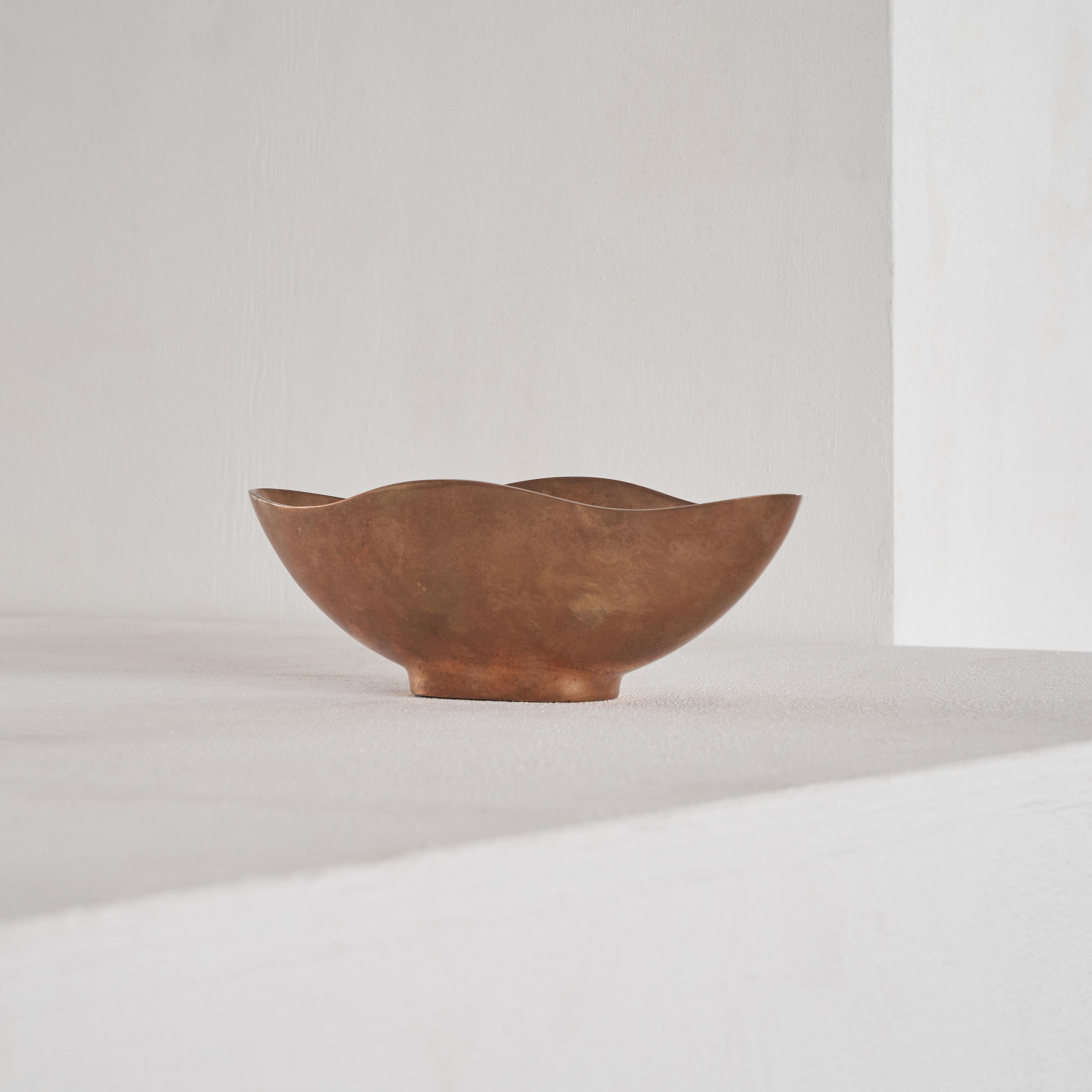 Sculptural 1970s Esa Fedrigolli bowl in solid sand cast bronze. Beautiful timeless lines and shapes. The patination and colors give this bowl a very distinct and elegant appearance. 

Very heavy and solid piece. Signed at the bottom with a