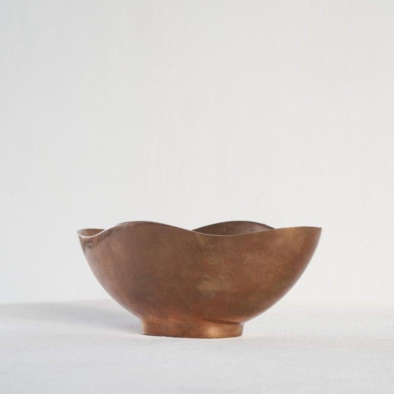 Italiano Ciotola scultorea di Esa Fedrigolli in bronzo massiccio in vendita
