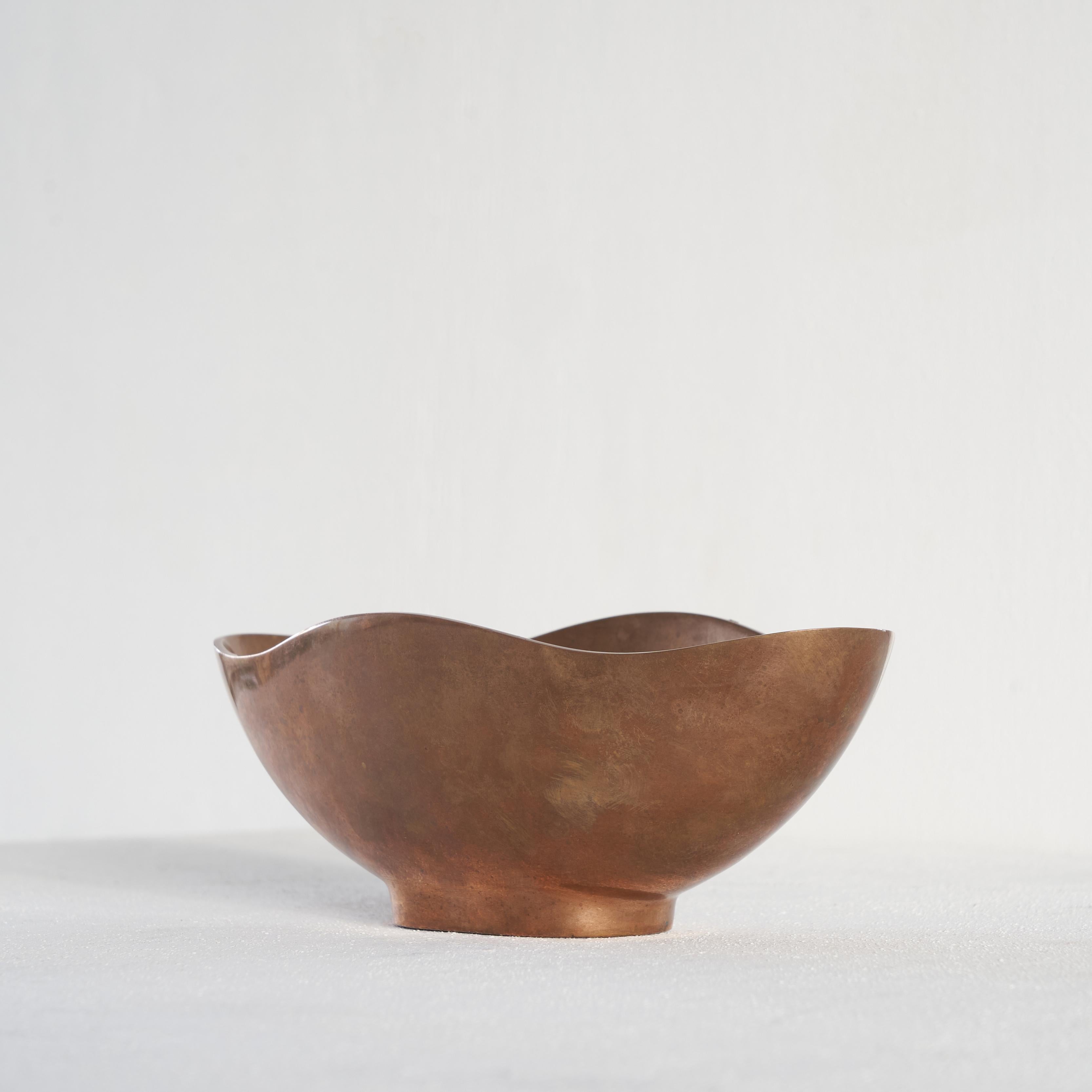 Mid-Century Modern Esa Fedrigolli Sculptural Bowl in Solid Sand Cast Bronze For Sale