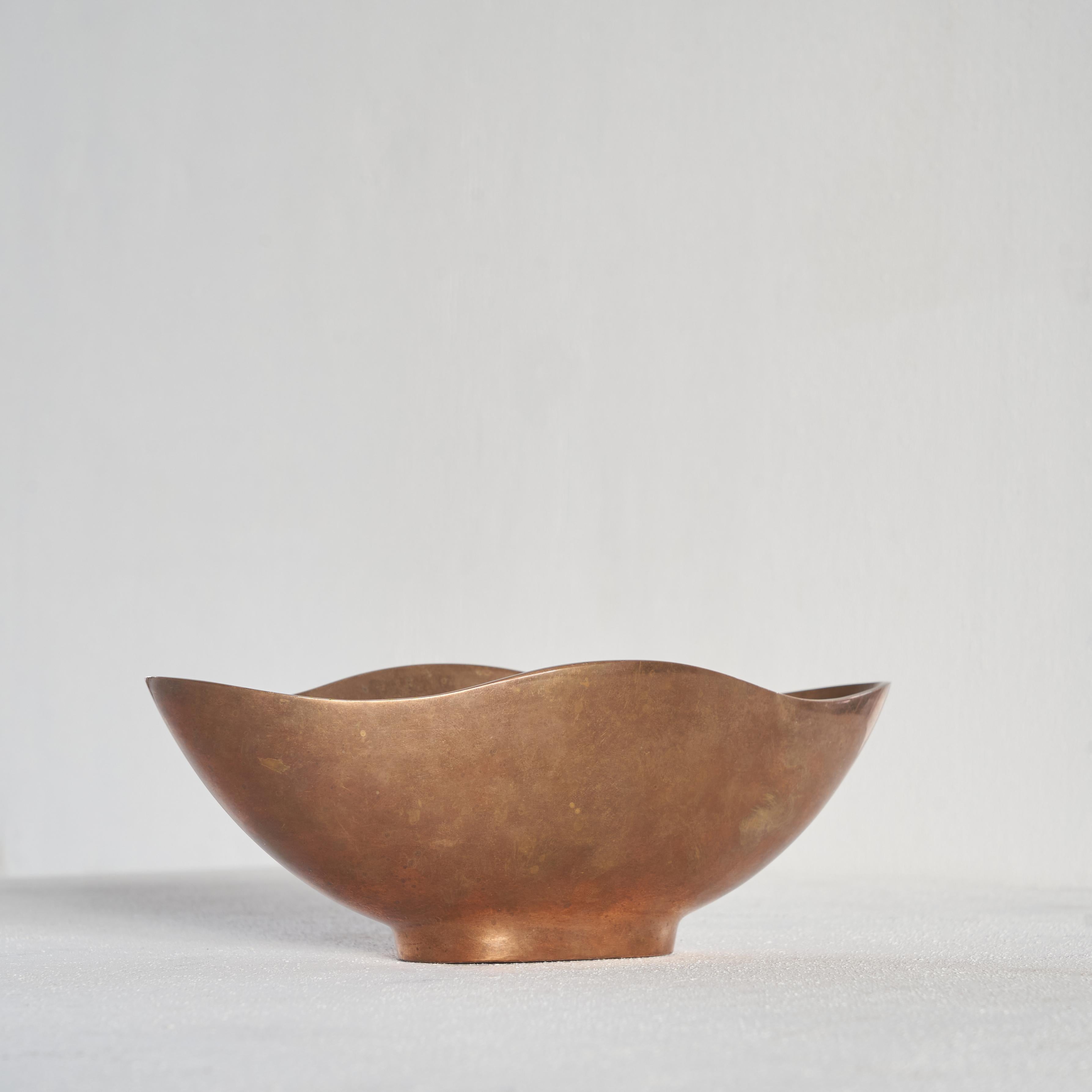 Hand-Crafted Esa Fedrigolli Sculptural Bowl in Solid Sand Cast Bronze For Sale