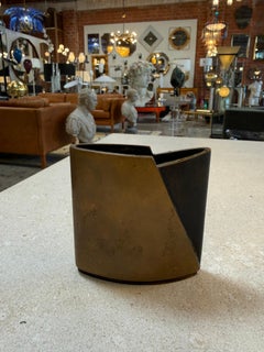 Esa Fedrigolli Skulpturale Vase aus Messing und schwarzem Metall