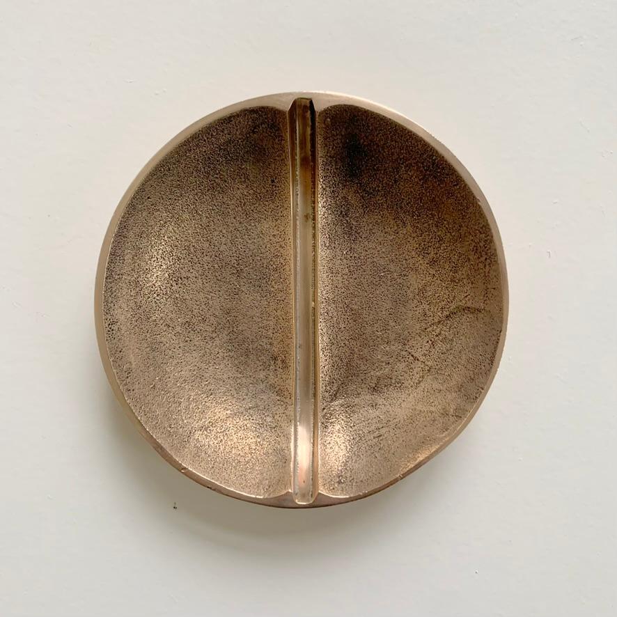 Vide-Poche de bronce dorado firmado por Esa Fedrigolli, hacia 1970, Italia. en venta 3