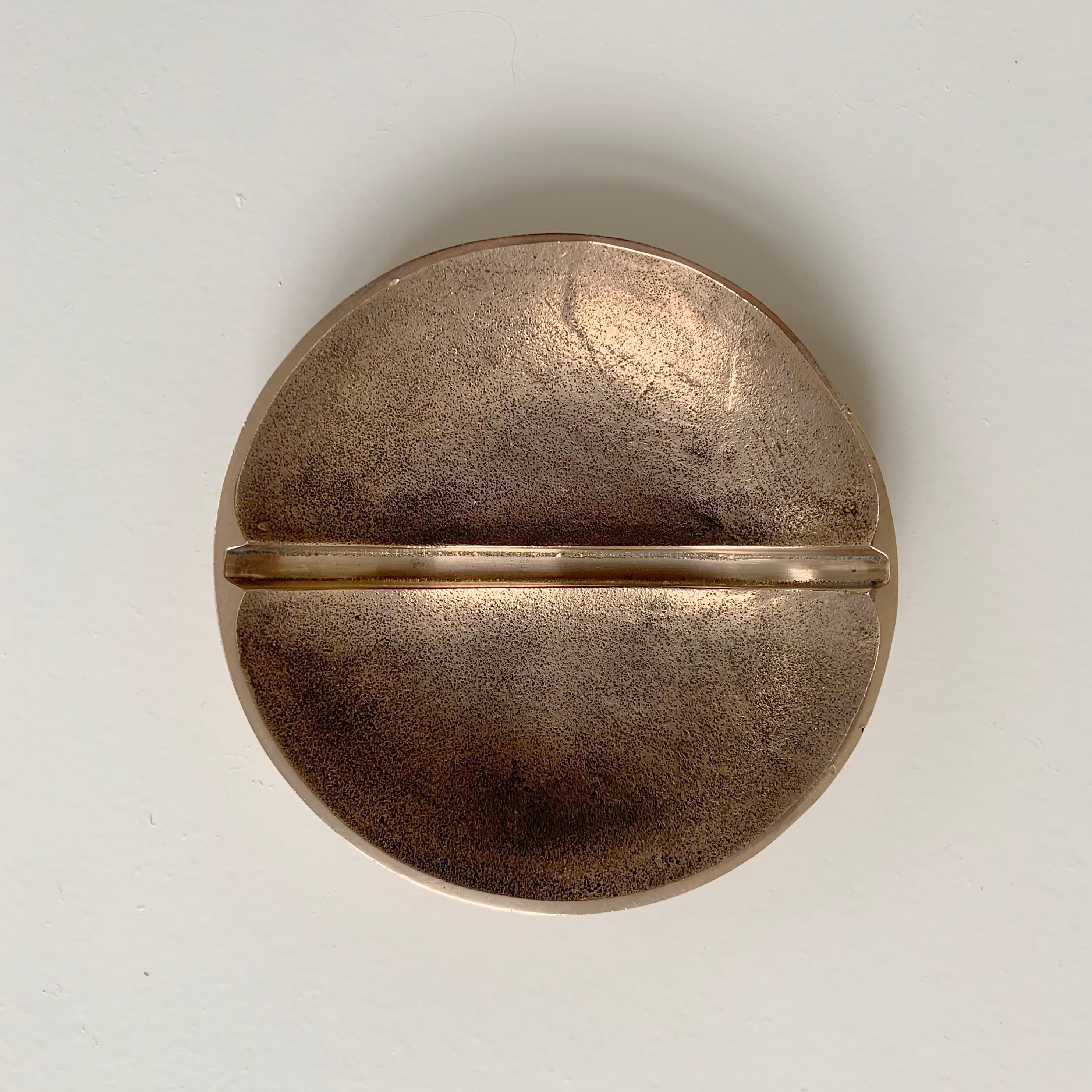 Vide-Poche de bronce dorado firmado por Esa Fedrigolli, hacia 1970, Italia. en venta 4