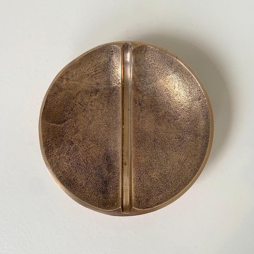 Videopoche decorativo de mediados de siglo de Esa Fedrigolli, hacia 1970, Italia.
Bronce dorado, firmado Esa Fedrigolli bajo la base.
Dimensiones: 14 cm de diámetro, 3 cm de H.
Todas las compras están cubiertas por nuestra garantía de protección del