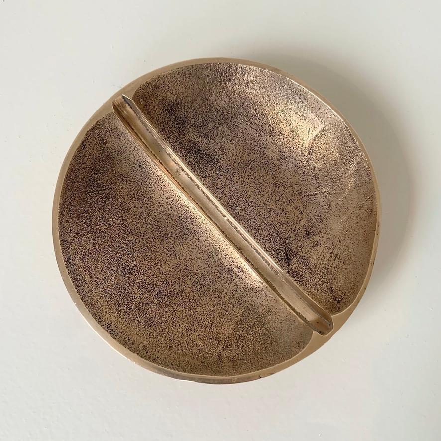 Vide-Poche de bronce dorado firmado por Esa Fedrigolli, hacia 1970, Italia. Moderno de mediados de siglo en venta