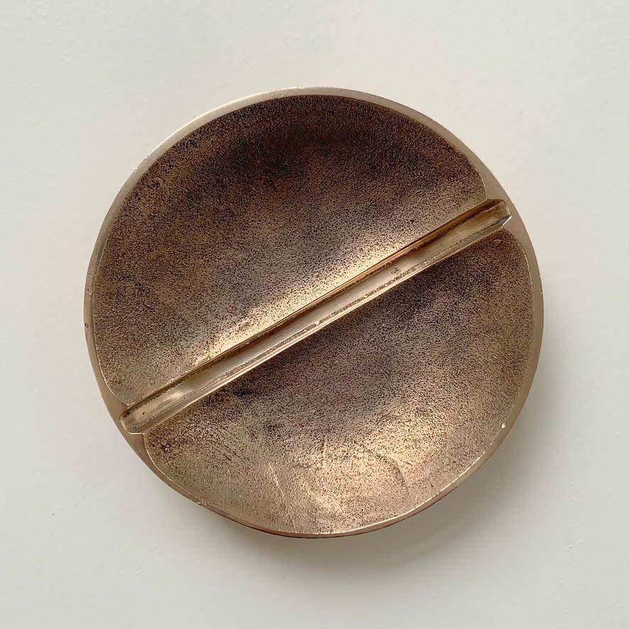 Vide-Poche de bronce dorado firmado por Esa Fedrigolli, hacia 1970, Italia. Italiano en venta