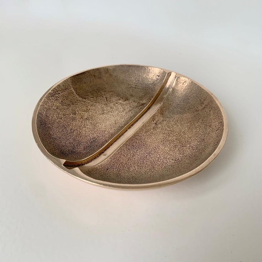 Vide-Poche de bronce dorado firmado por Esa Fedrigolli, hacia 1970, Italia. Dorado en venta