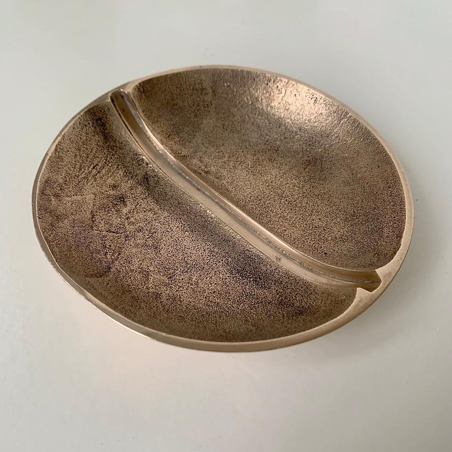Vide-Poche de bronce dorado firmado por Esa Fedrigolli, hacia 1970, Italia. en Bueno estado para la venta en Brussels, BE