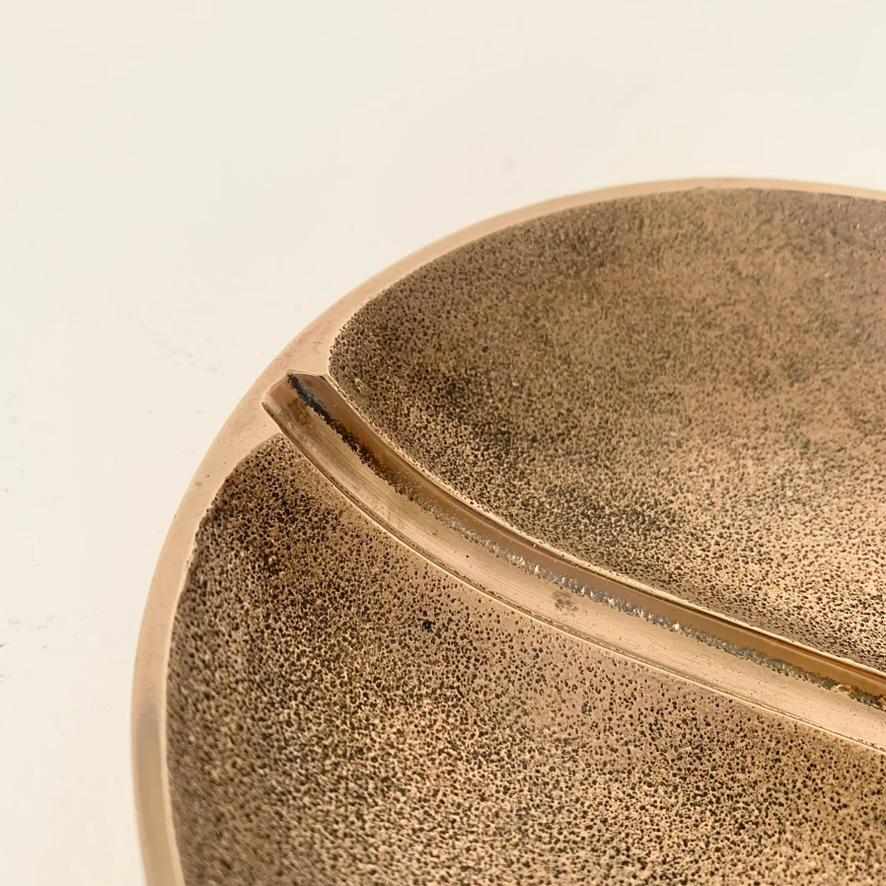 Vide-Poche de bronce dorado firmado por Esa Fedrigolli, hacia 1970, Italia. finales del siglo XX en venta