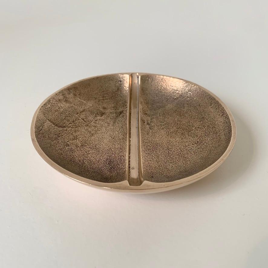 Vide-Poche de bronce dorado firmado por Esa Fedrigolli, hacia 1970, Italia. en venta 1